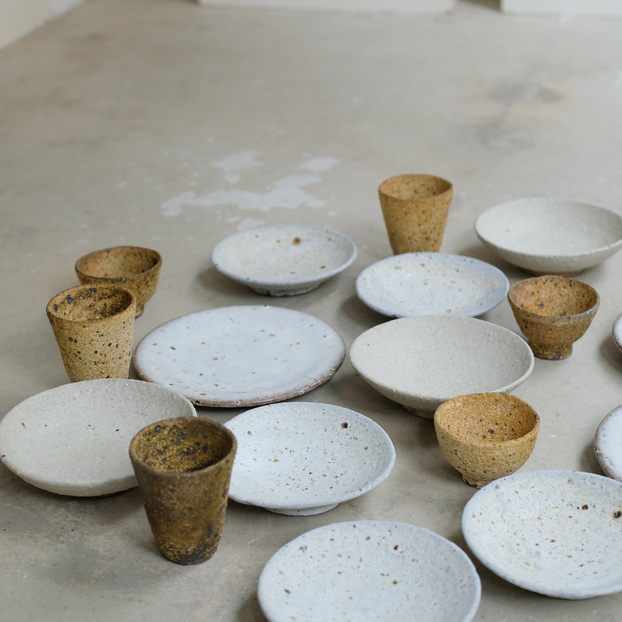 Tasse en terre locale 125ml cuisson feu / jaune mat de Benoit Audureau chez Brutal Ceramics