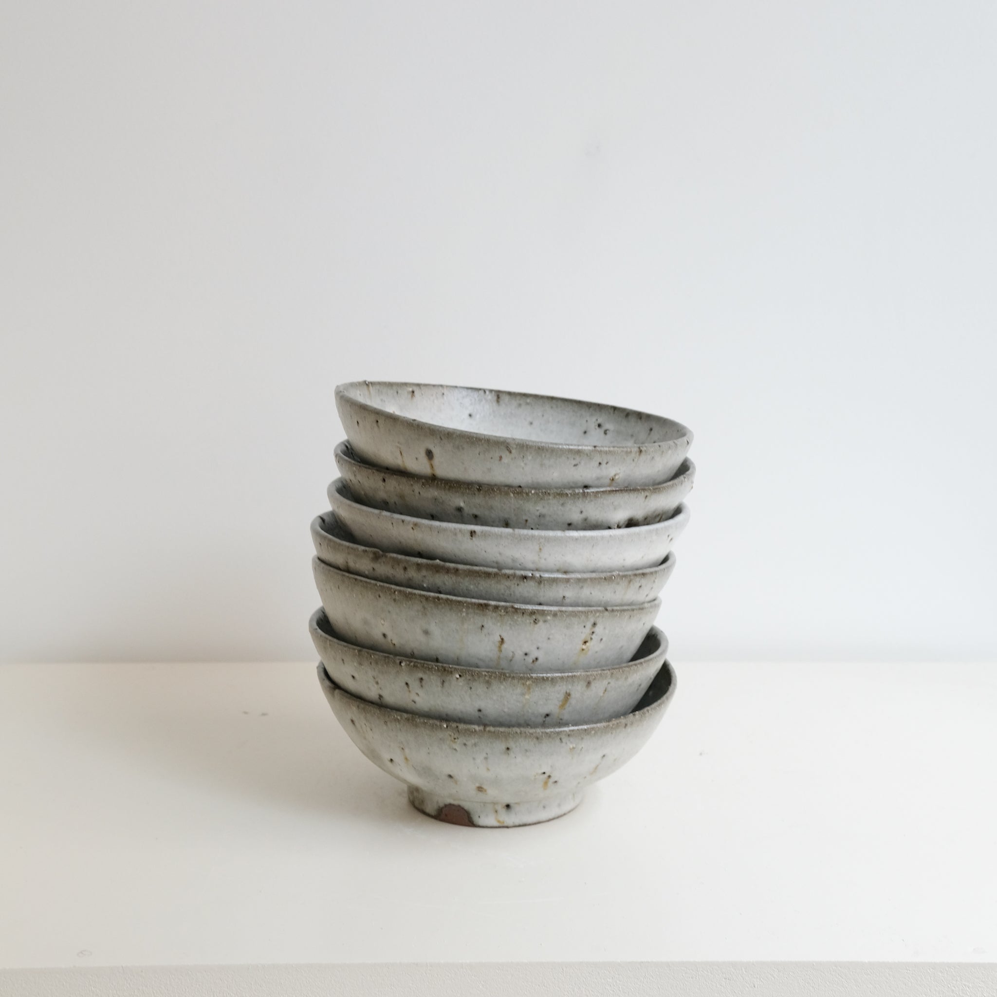 Bol en terre du Fuilet D 18cm - Blanc gris tacheté de Benoit Audureau chez Brutal Ceramics