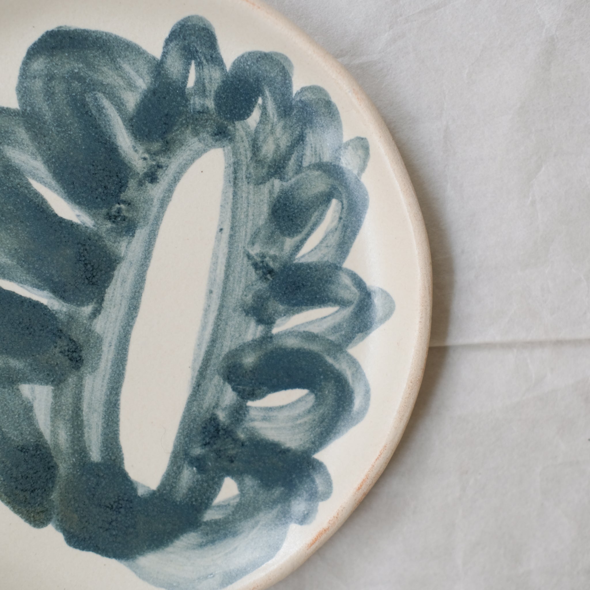 Assiette 01 D 18,5cm - eau de pluie et encre de Cindy Liao Rasamoelina chez Brutal Ceramics