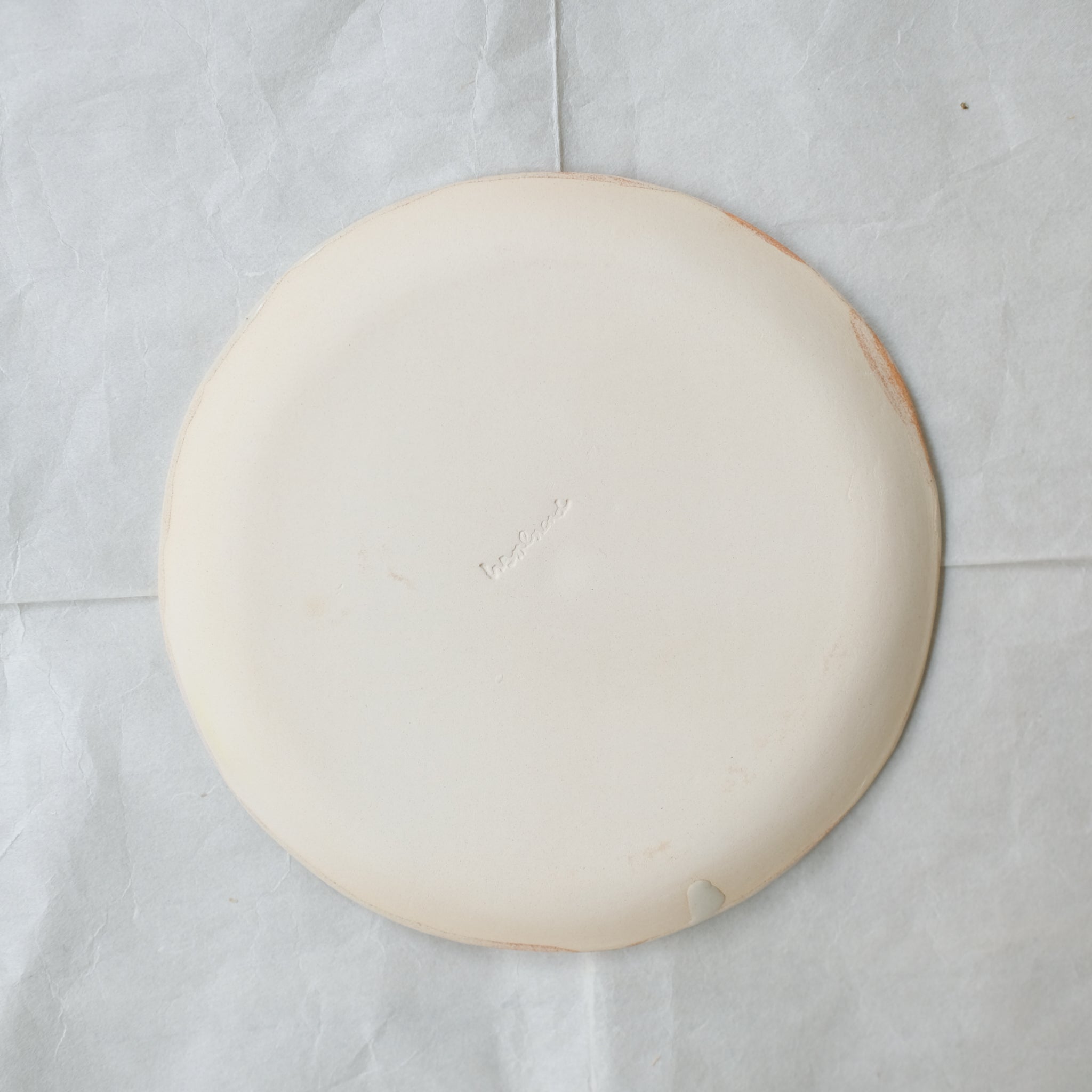 Assiette 06 D 18,5cm - eau de pluie et encre de Cindy Liao Rasamoelina chez Brutal Ceramics