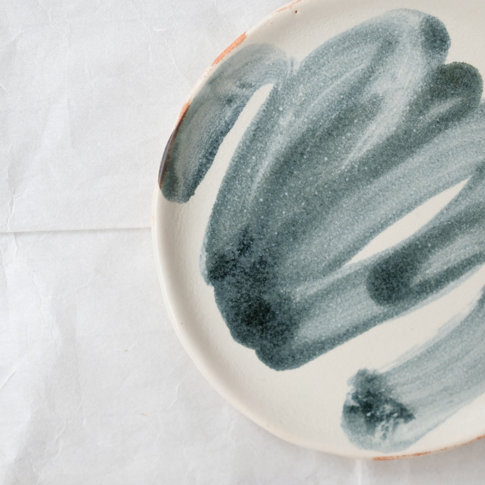 Assiette 07 D 18,5cm - eau de pluie et encre de Cindy Liao Rasamoelina chez Brutal Ceramics