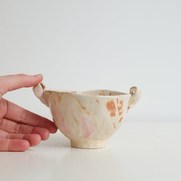 Bol à oreilles en grès blanc D 11cm - blush et eau de pluie de Cindy Liao Rasamoelina chez Brutal Ceramics