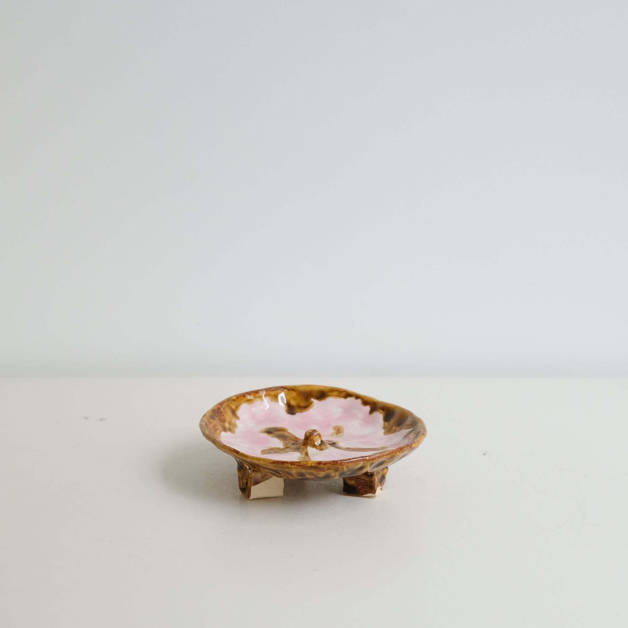 Porte encens en grès blanc D 12,5cm - Blush et ambre de Cindy Liao Rasamoelina chez Brutal Ceramics