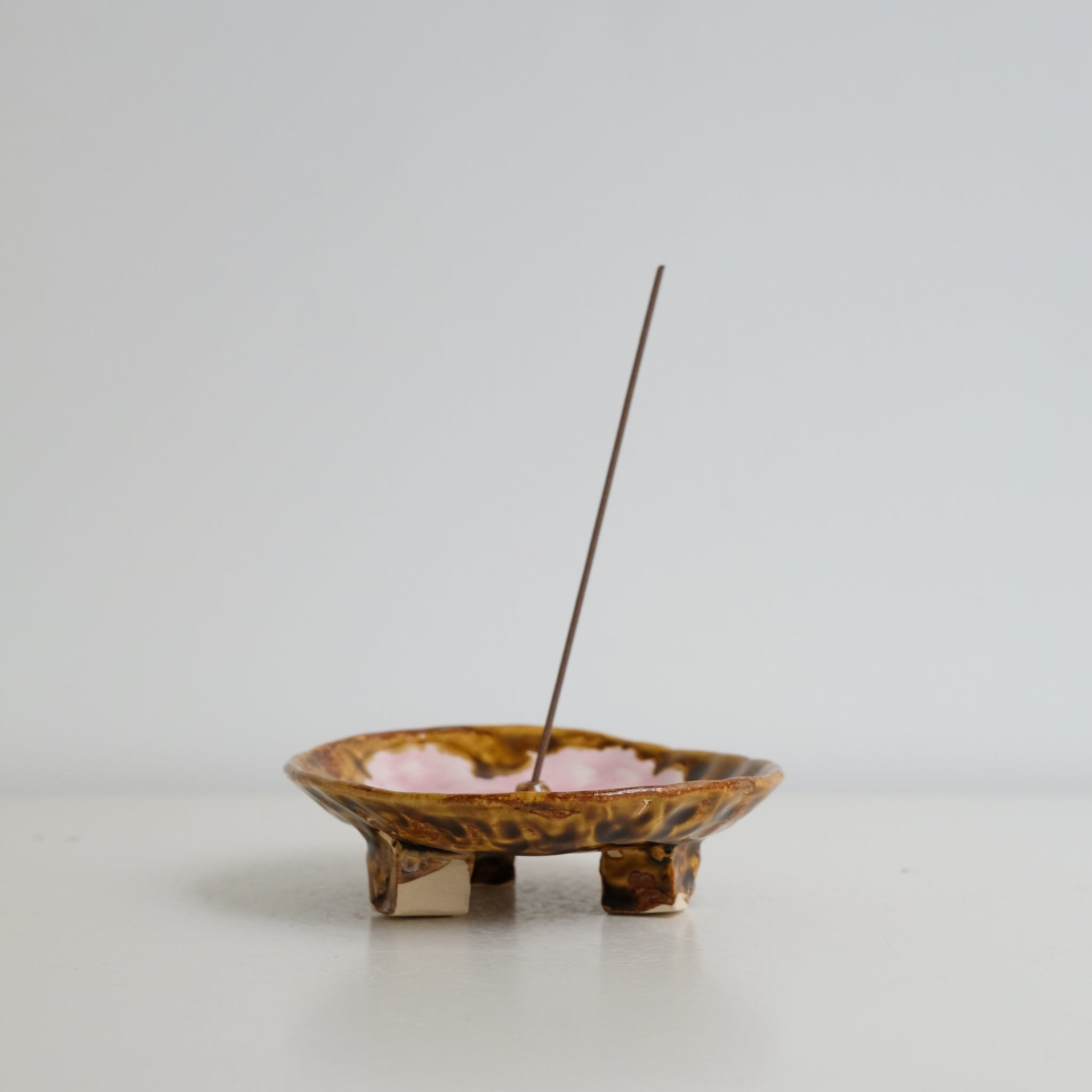 Porte encens en grès blanc D 12,5cm - Blush et ambre de Cindy Liao Rasamoelina chez Brutal Ceramics