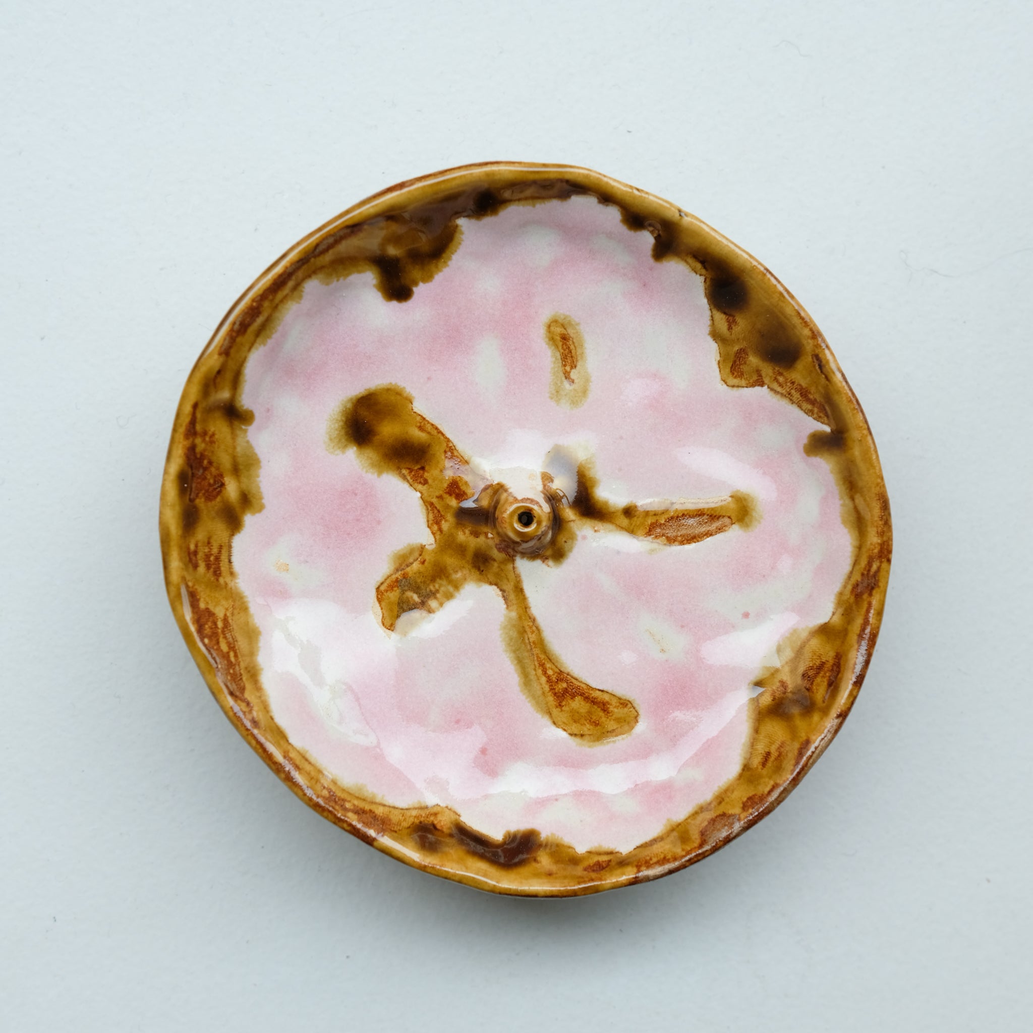 Porte encens en grès blanc D 12,5cm - Blush et ambre de Cindy Liao Rasamoelina chez Brutal Ceramics