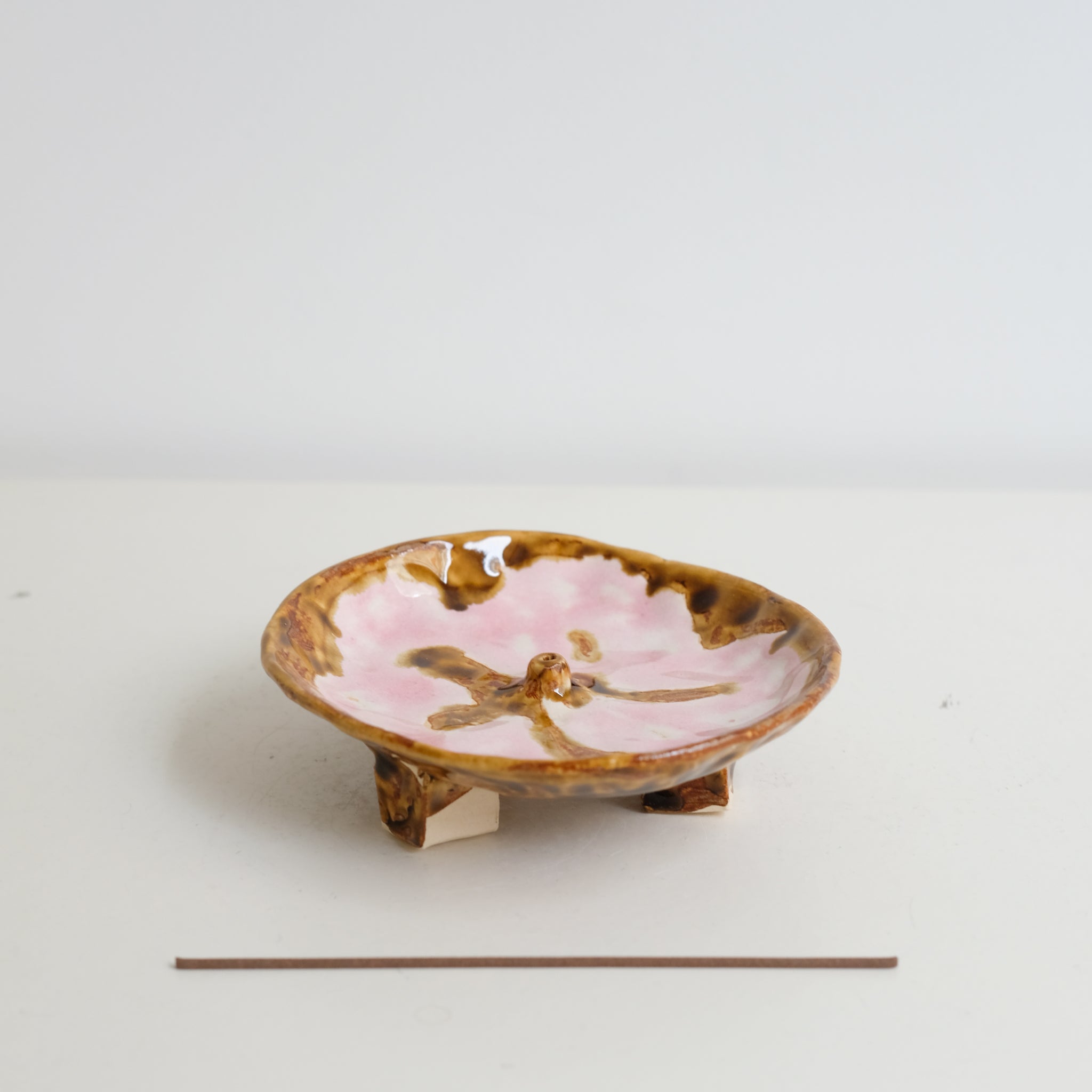 Porte encens en grès blanc D 12,5cm - Blush et ambre de Cindy Liao Rasamoelina chez Brutal Ceramics