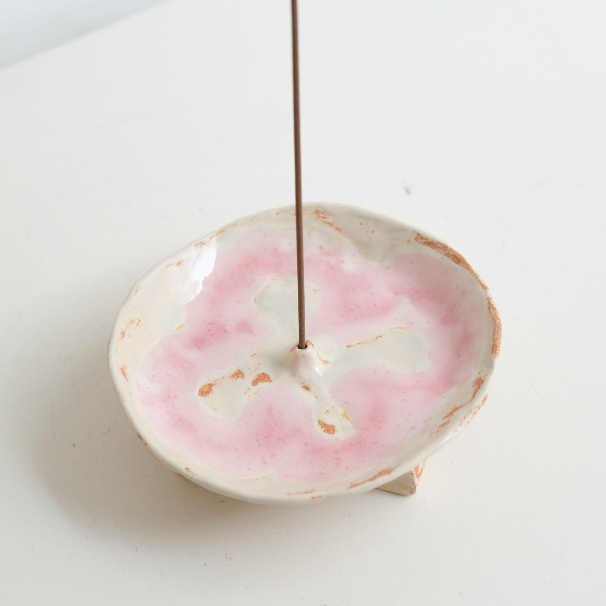 Porte encens en grès blanc D 12,5cm - Bleu-vert & Ambre de Cindy Liao Rasamoelina chez Brutal Ceramics
