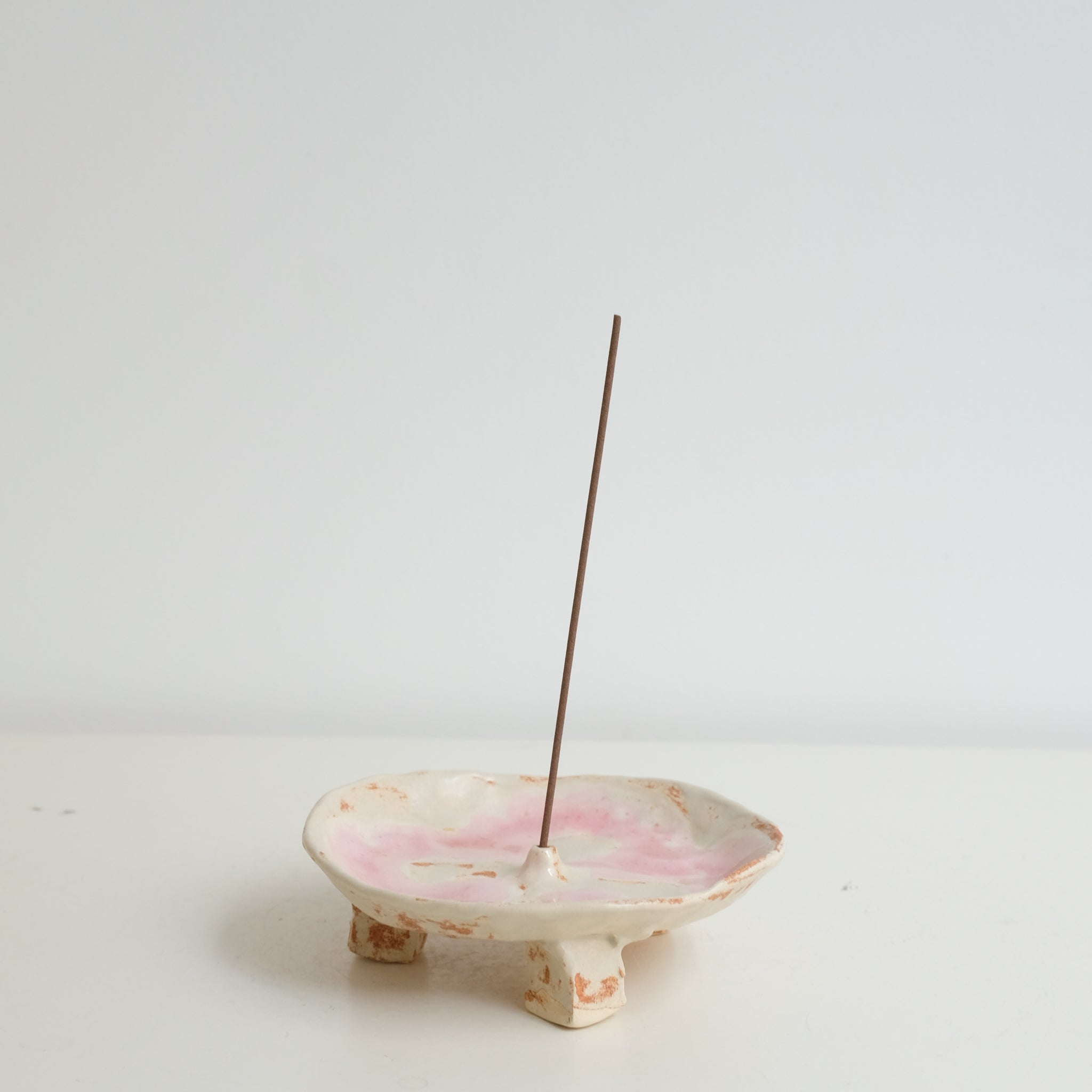 Porte encens en grès blanc D 12,5cm - Blush et eau de pluie de Cindy Liao Rasamoelina chez Brutal Ceramics