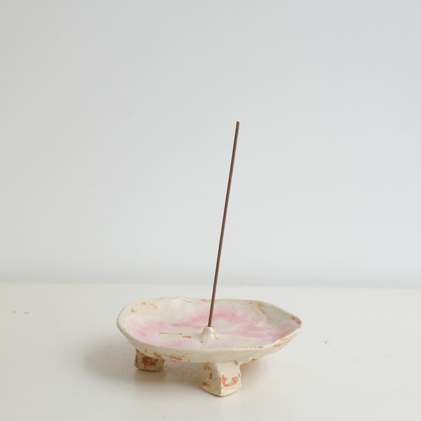 Porte encens en grès blanc D 12,5cm -  Blush et eau de pluie de Cindy Liao Rasamoelina chez Brutal Ceramics 