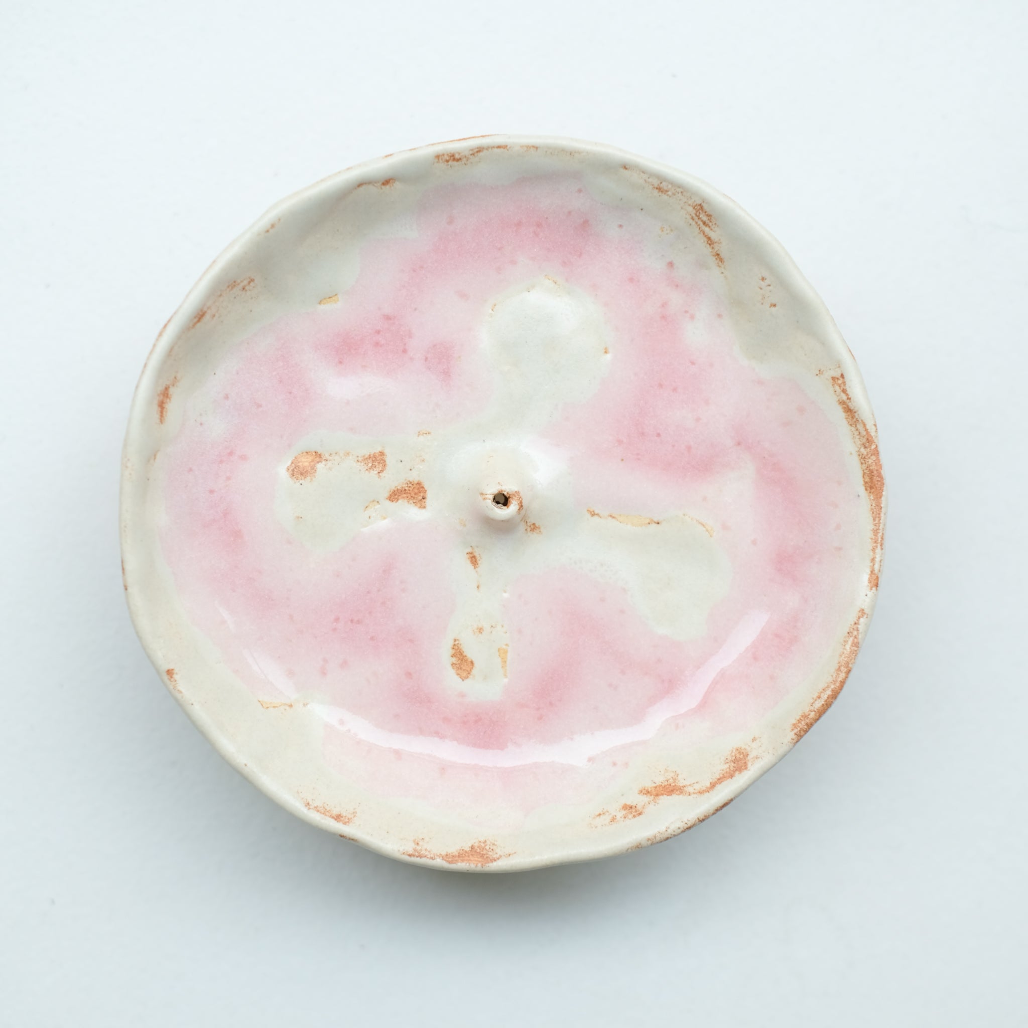 Porte encens en grès blanc D 12,5cm - Blush et eau de pluie de Cindy Liao Rasamoelina chez Brutal Ceramics