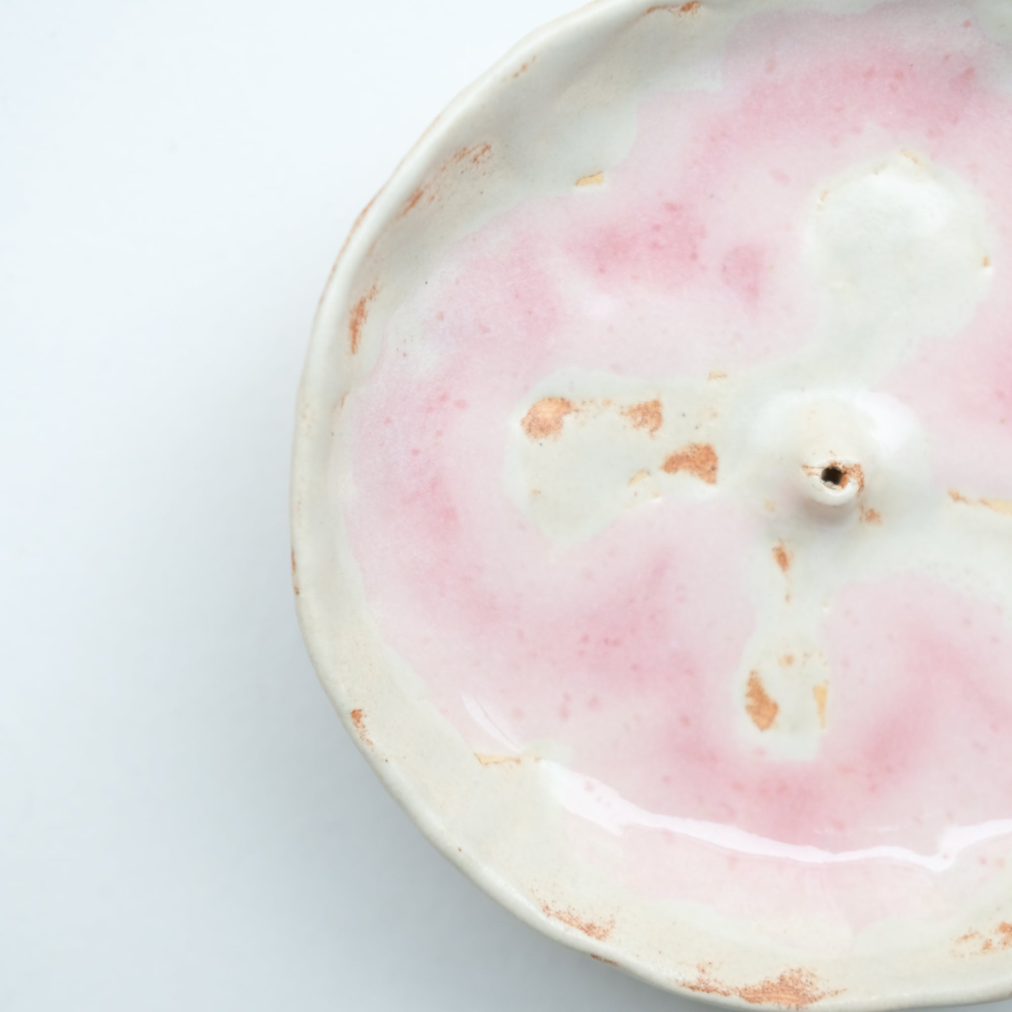 Porte encens en grès blanc D 12,5cm - Blush et eau de pluie de Cindy Liao Rasamoelina chez Brutal Ceramics