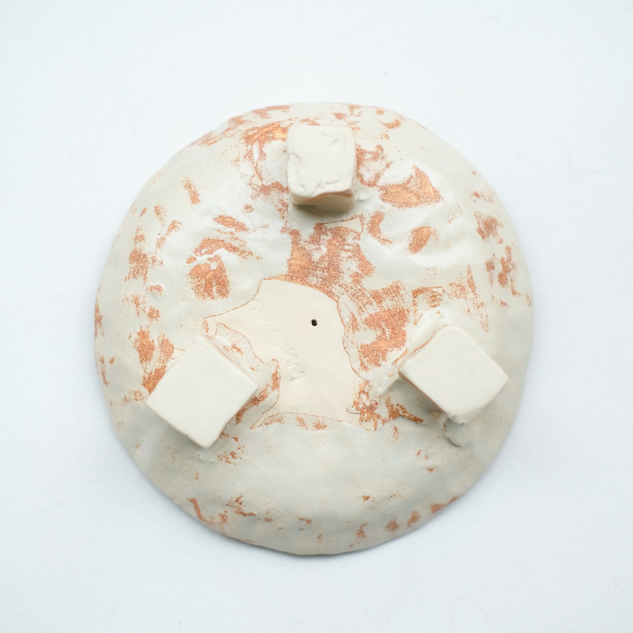 Porte encens en grès blanc D 12,5cm - Blush et eau de pluie de Cindy Liao Rasamoelina chez Brutal Ceramics