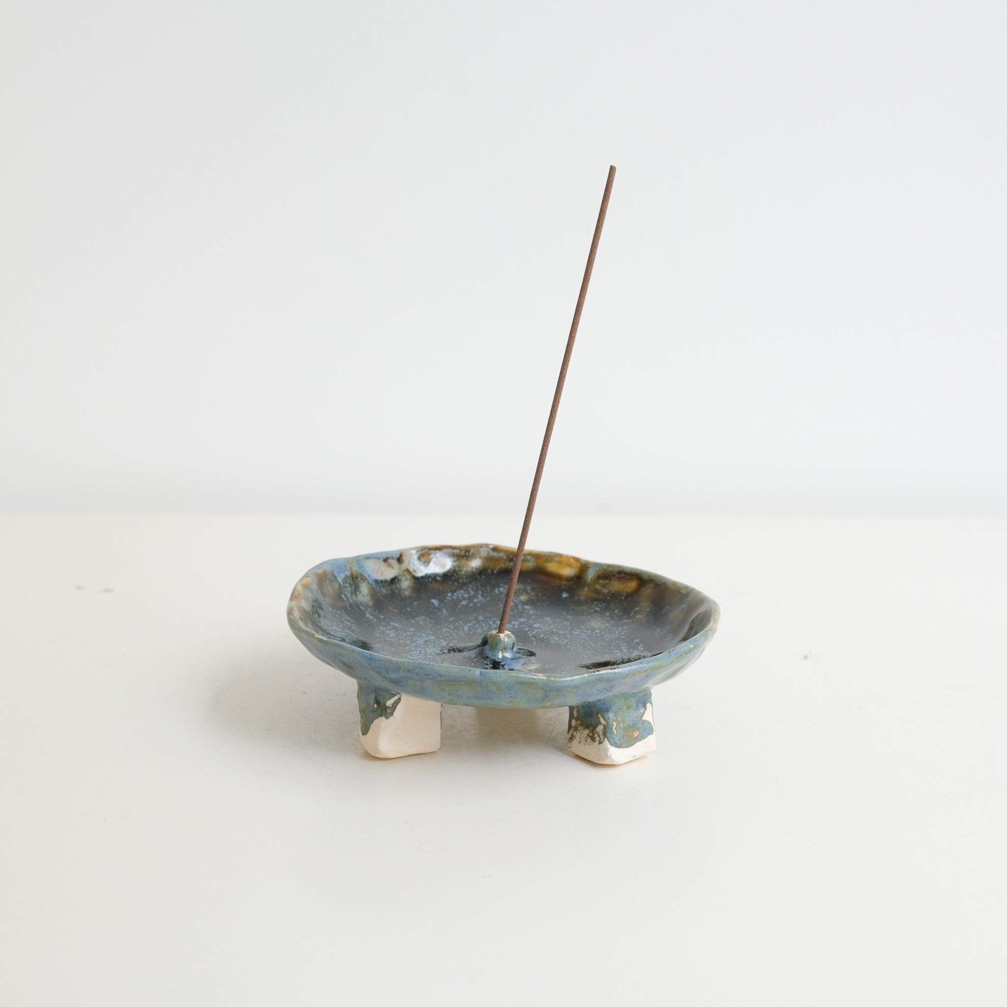 Porte encens en grès blanc D 12,5cm - Bleu-vert & Ambre de Cindy Liao Rasamoelina chez Brutal Ceramics