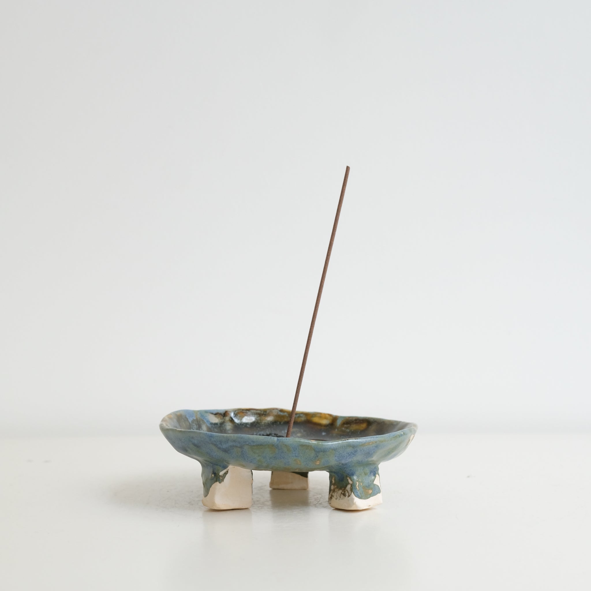 Porte encens en grès blanc D 12,5cm - Bleu-vert & Ambre de Cindy Liao Rasamoelina chez Brutal Ceramics