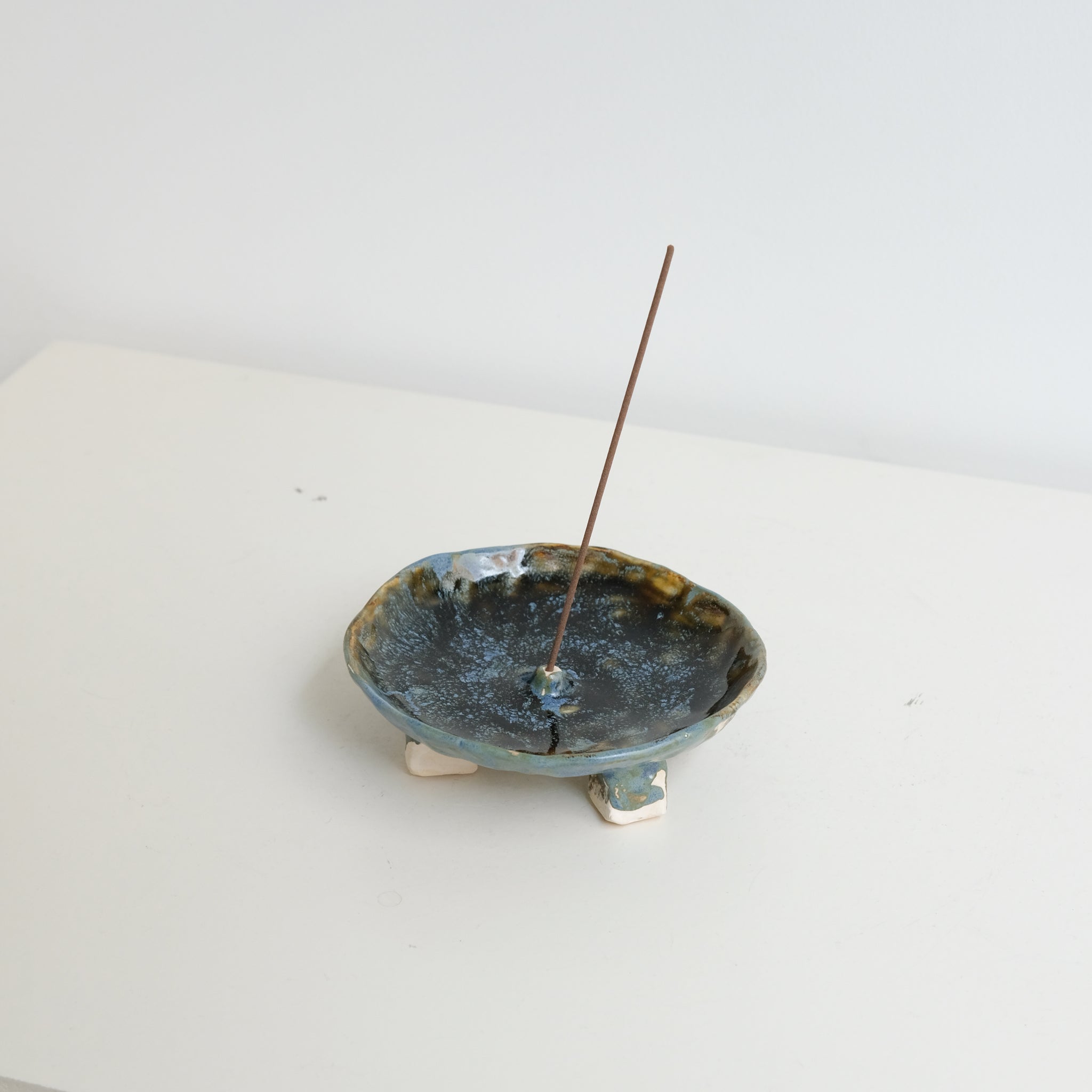 Porte encens en grès blanc D 12,5cm - Bleu-vert & Ambre de Cindy Liao Rasamoelina chez Brutal Ceramics