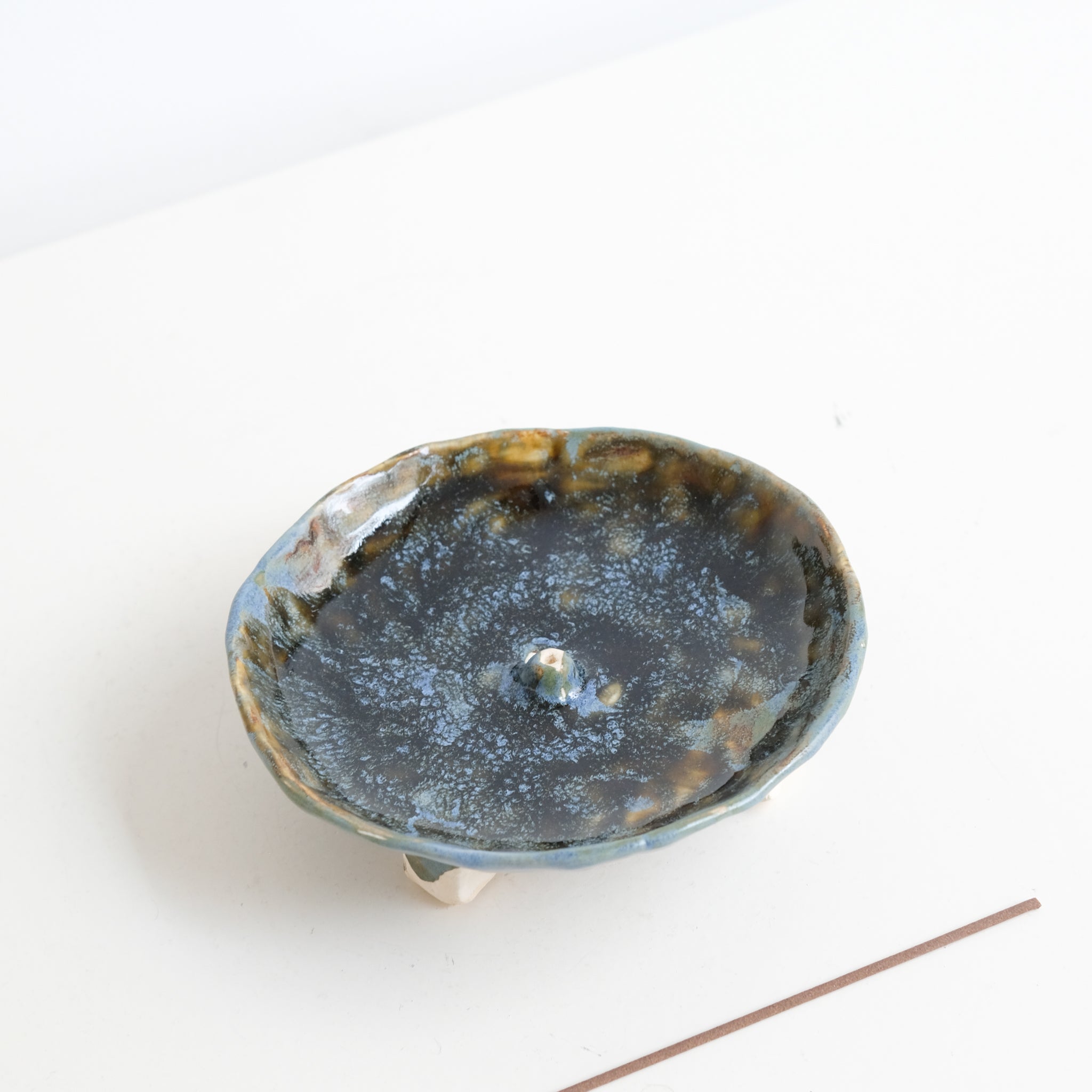 Porte encens en grès blanc D 12,5cm - Bleu-vert & Ambre de Cindy Liao Rasamoelina chez Brutal Ceramics