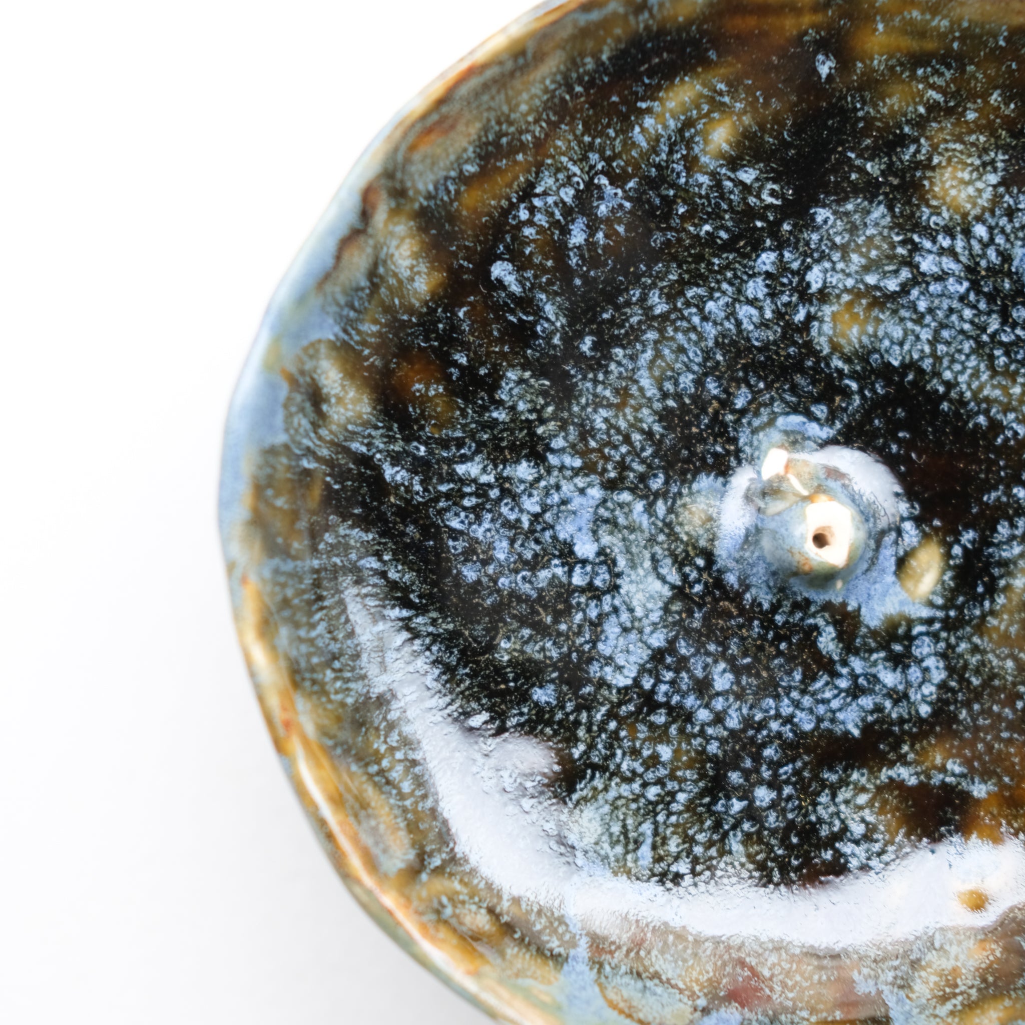 Porte encens en grès blanc D 12,5cm - Bleu-vert & Ambre de Cindy Liao Rasamoelina chez Brutal Ceramics