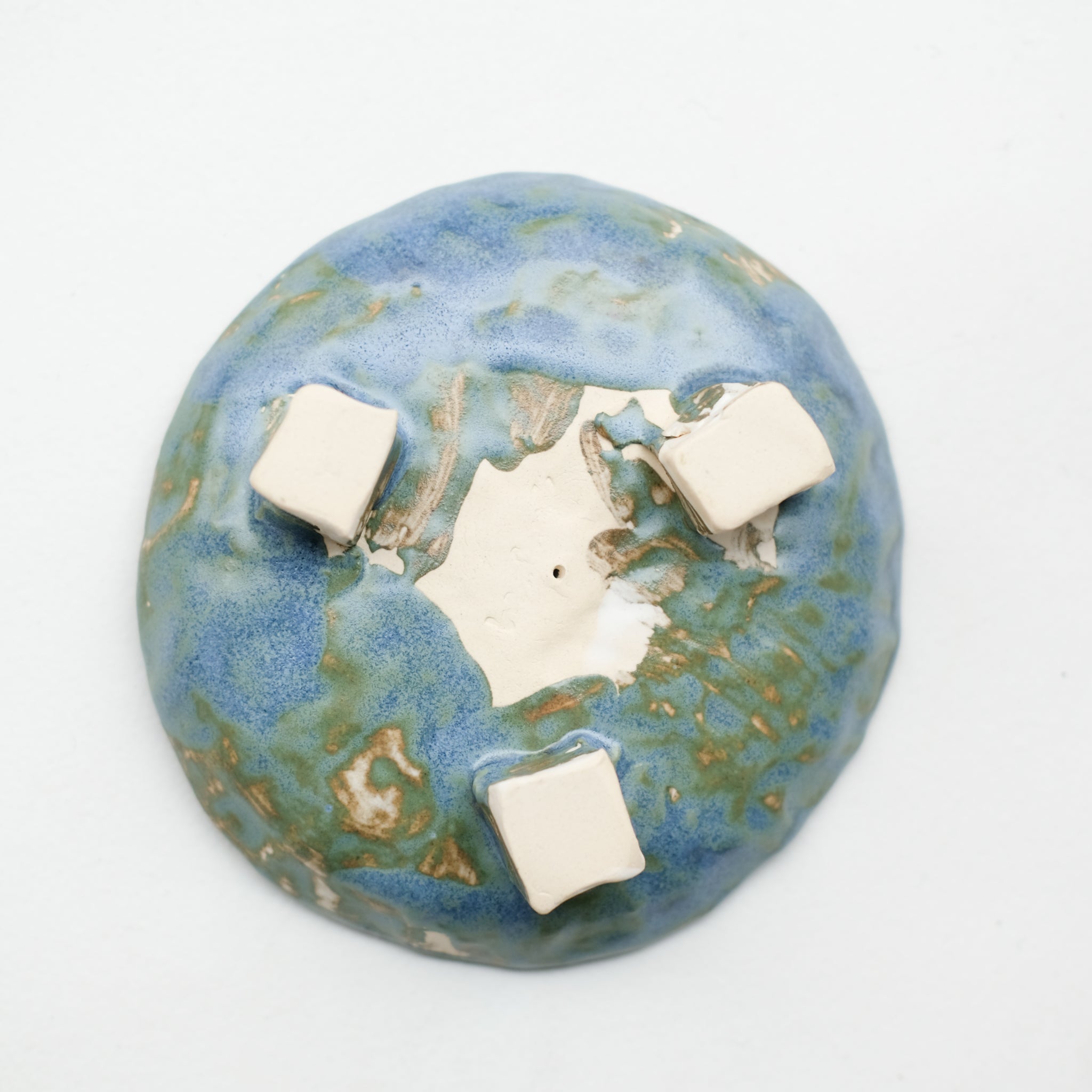 Porte encens en grès blanc D 12,5cm - Bleu-vert & Ambre de Cindy Liao Rasamoelina chez Brutal Ceramics
