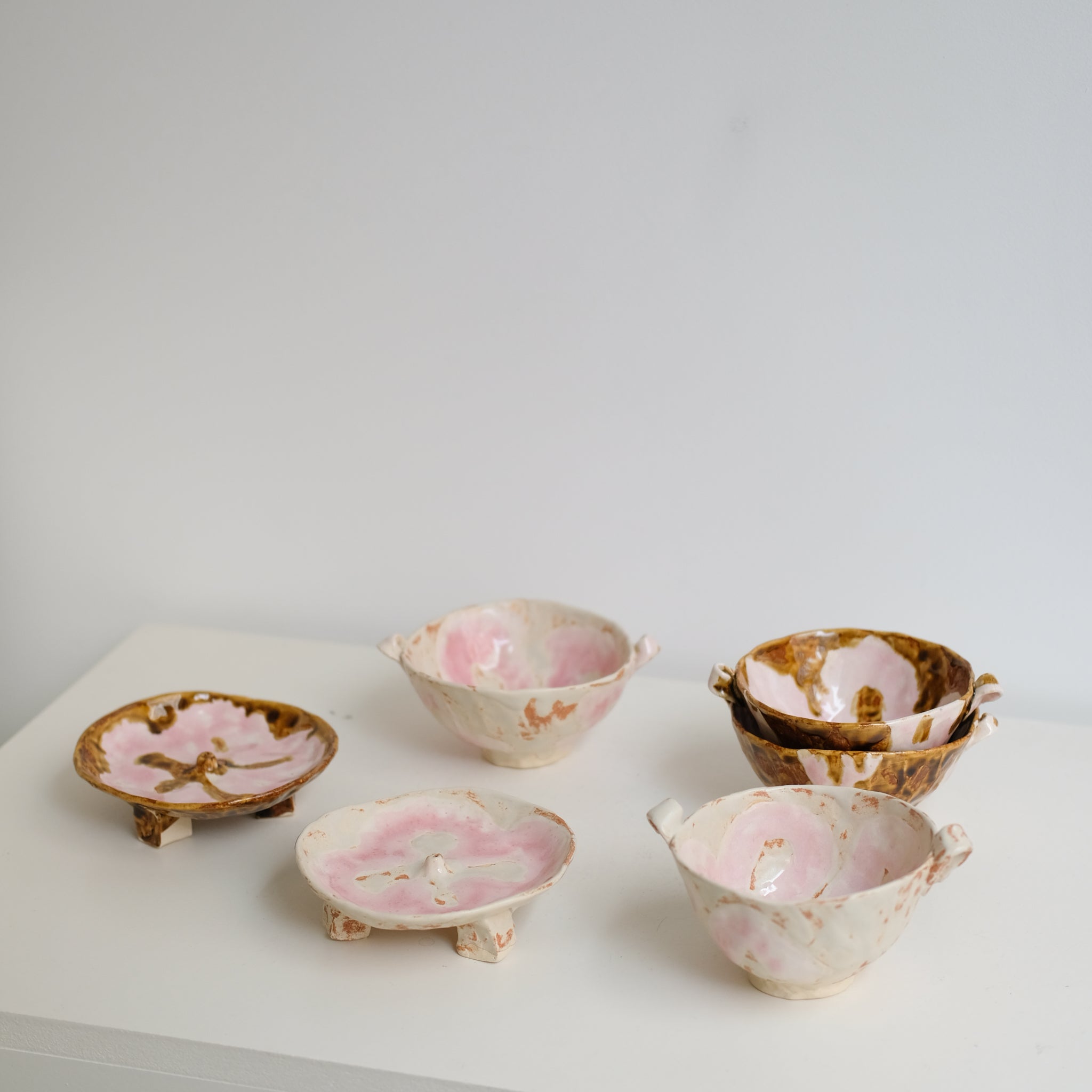 Porte encens en grès blanc D 12,5cm - Blush et ambre de Cindy Liao Rasamoelina chez Brutal Ceramics