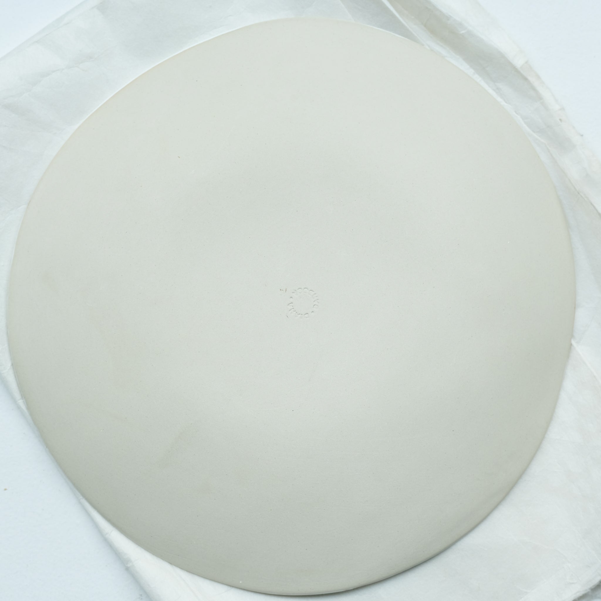 Assiette en grès D 25cm - blanc beige brillant de Diana Barbosa chez Brutal Ceramics