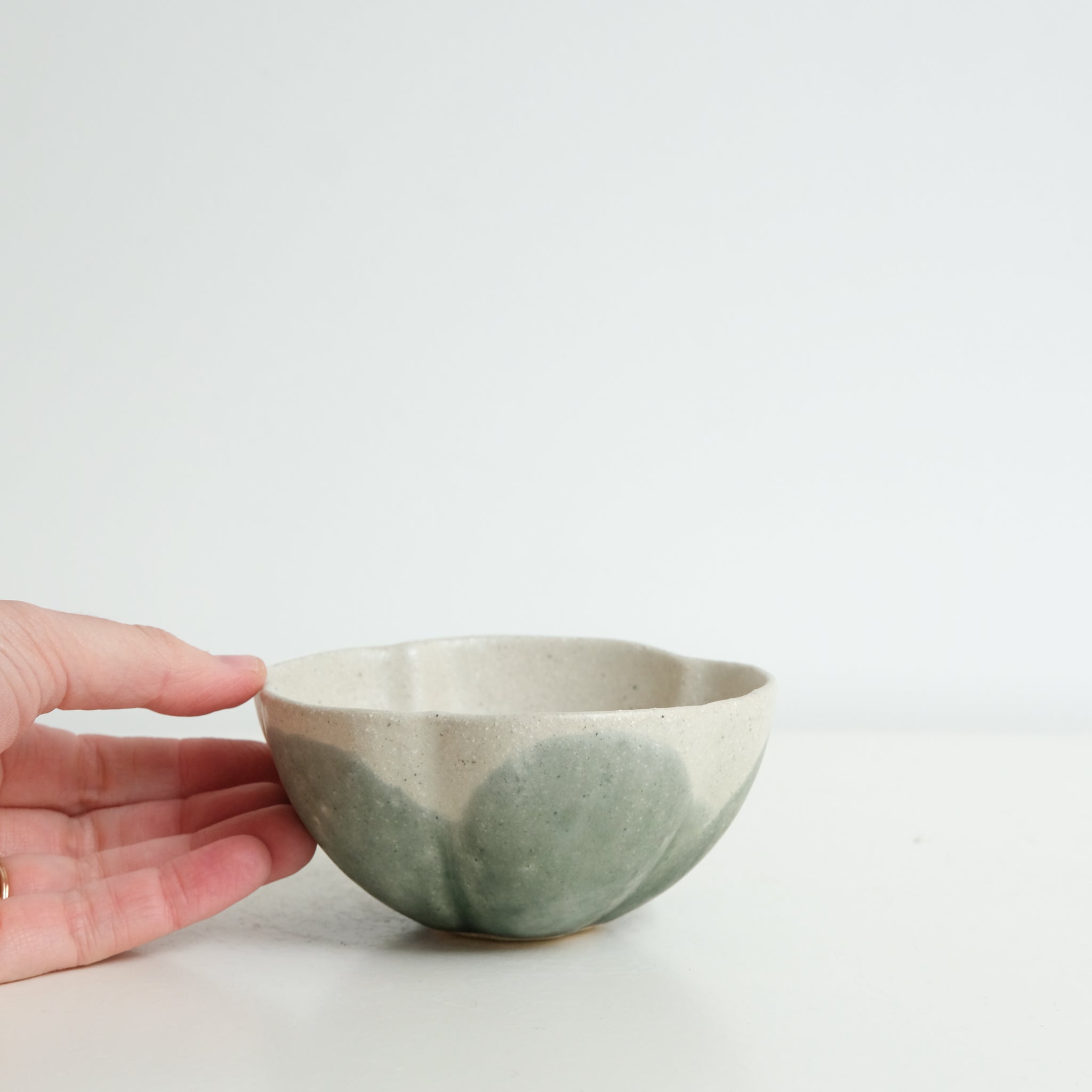 Bol "Fleurs" en grès blanc D 11cm - beige et vert de Diana Barbosa chez Brutal Ceramics
