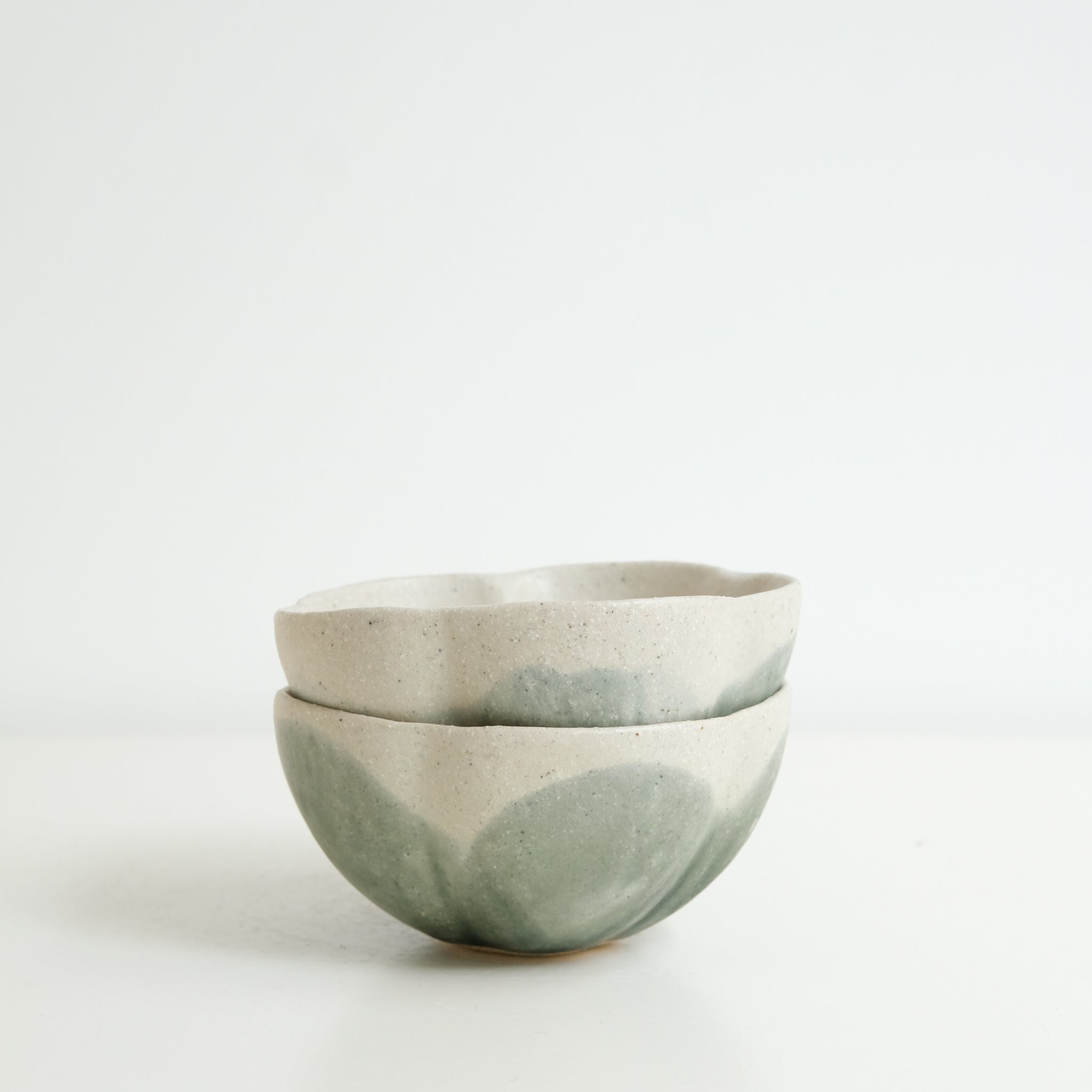 Bol "Fleurs" en grès blanc D 11cm - beige et vert de Diana Barbosa chez Brutal Ceramics