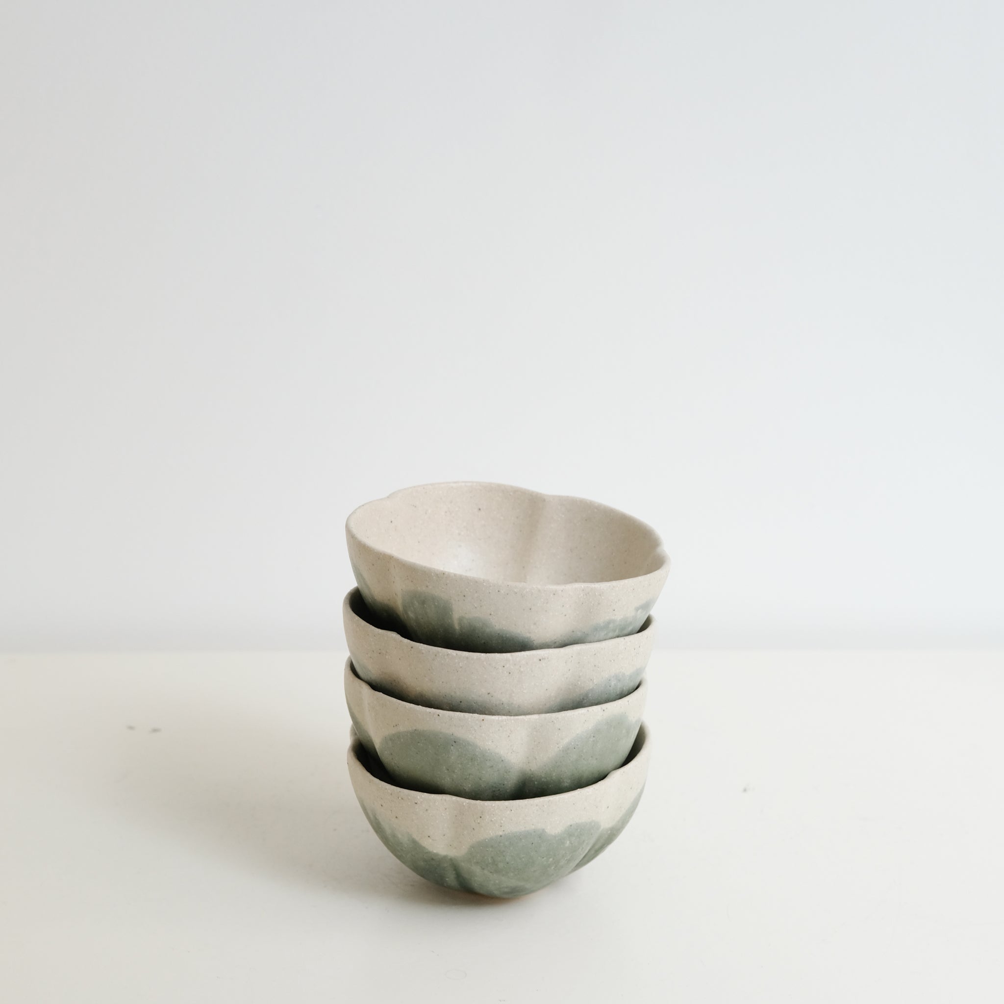 Bol "Fleurs" en grès blanc D 11cm - beige et vert de Diana Barbosa chez Brutal Ceramics