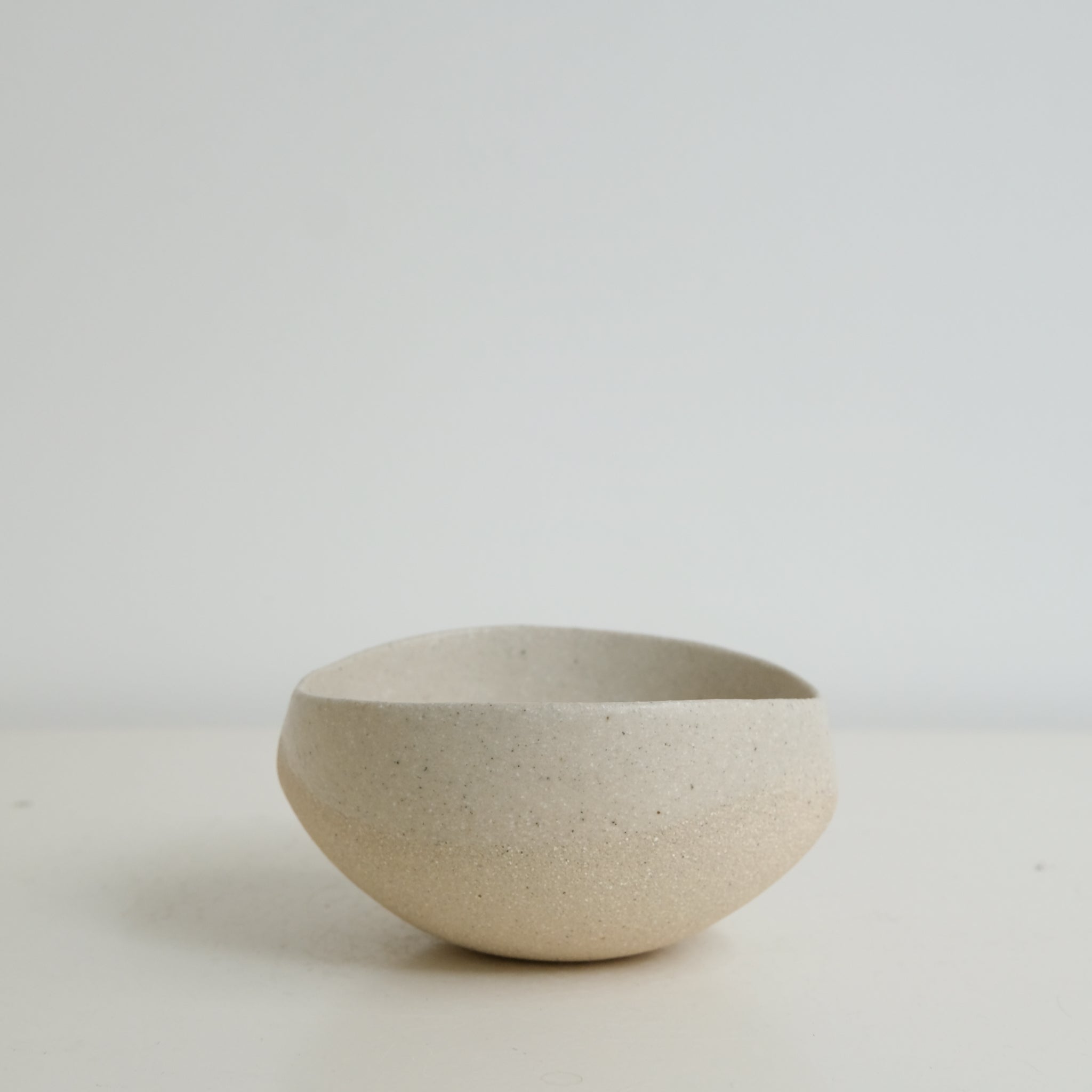 Bol "concha" en grès blanc D 9,5cm - beige de Diana Barbosa chez Brutal Ceramics
