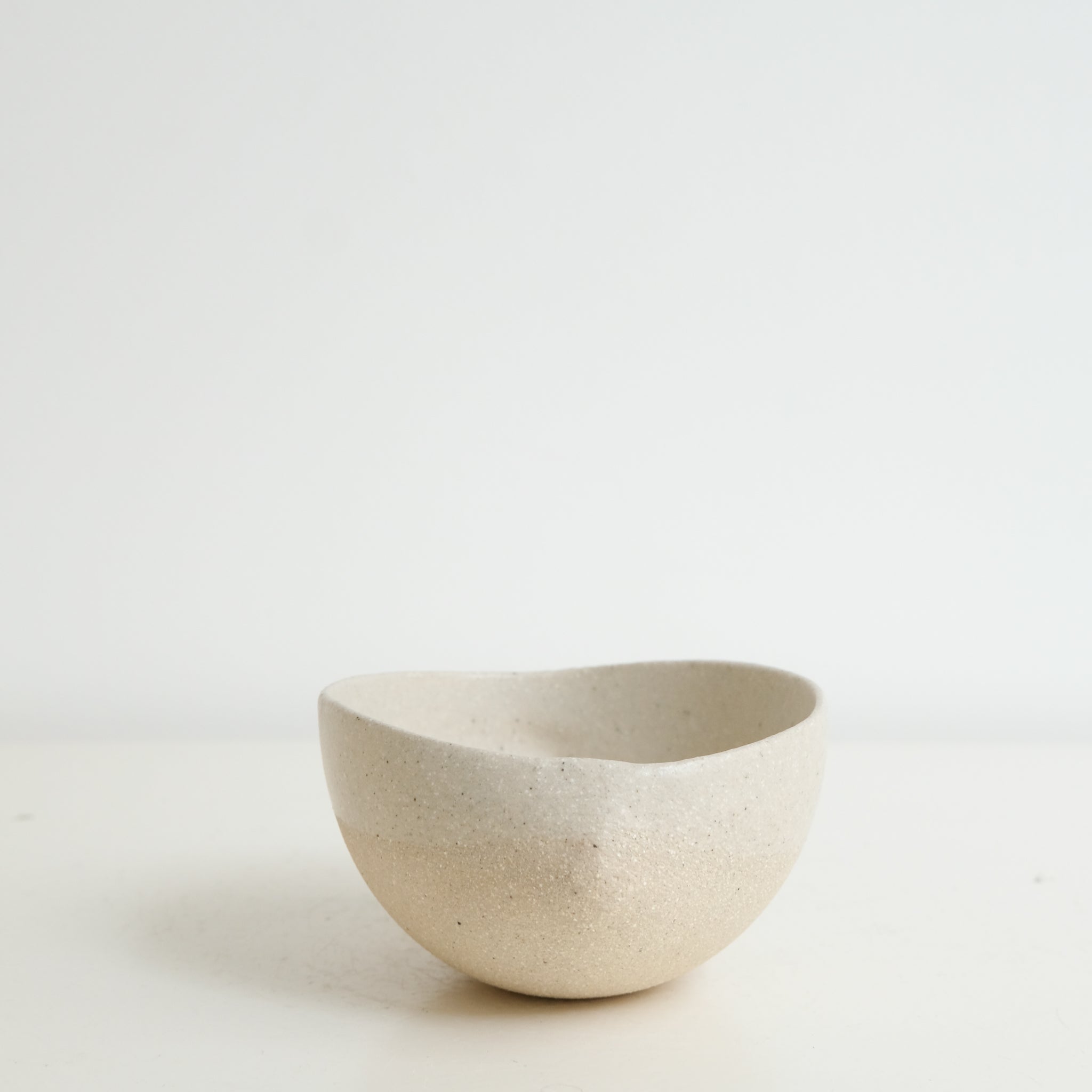 Bol "concha" en grès blanc D 9,5cm - beige de Diana Barbosa chez Brutal Ceramics