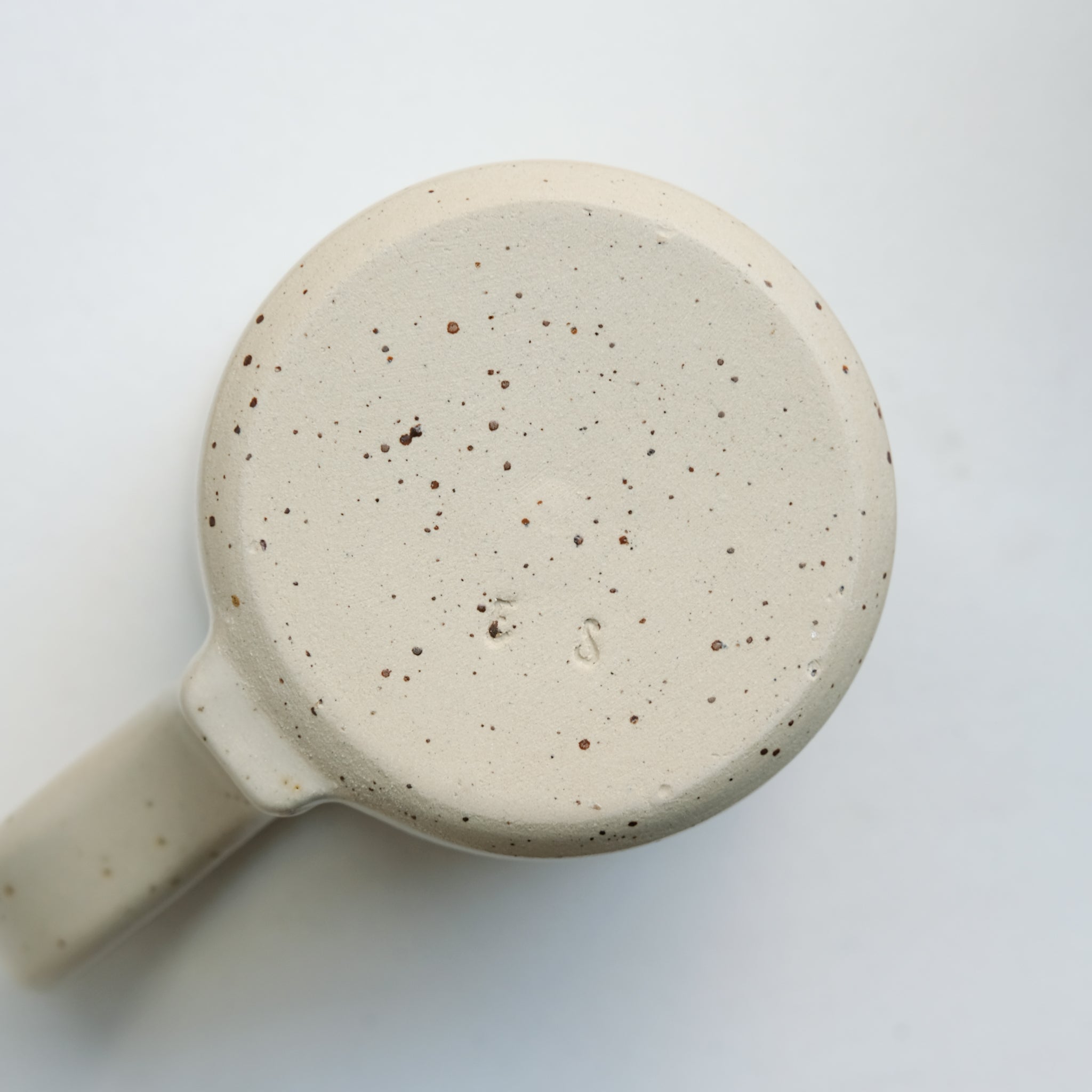 Mug en grès pyrité 280ml - blanc moucheté d'Essentiel Ceramique chez Brutal Ceramics