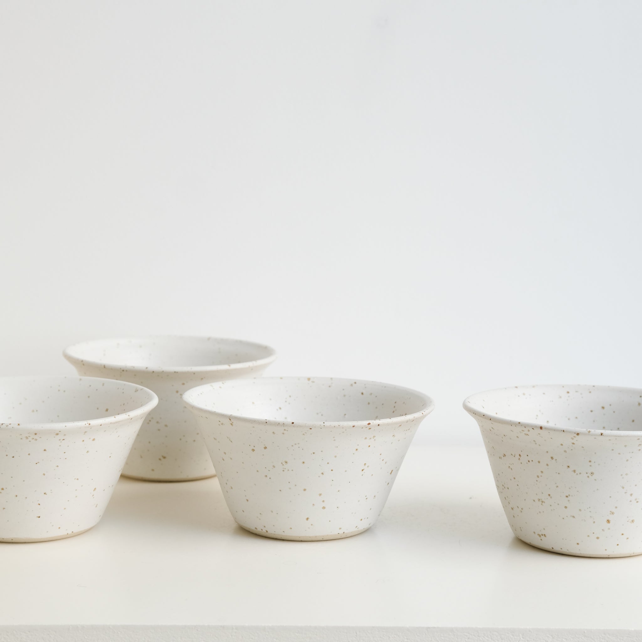 Bol en grès pyrité D 14cm - blanc moucheté d'Essentiel Ceramique chez Brutal Ceramics