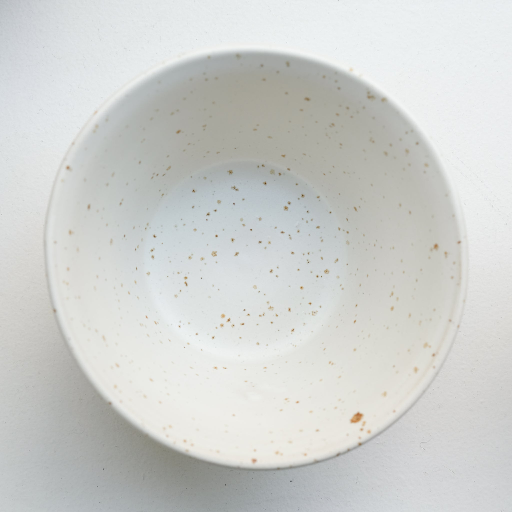 Bol en grès pyrité D 14cm - blanc moucheté d'Essentiel Ceramique chez Brutal Ceramics