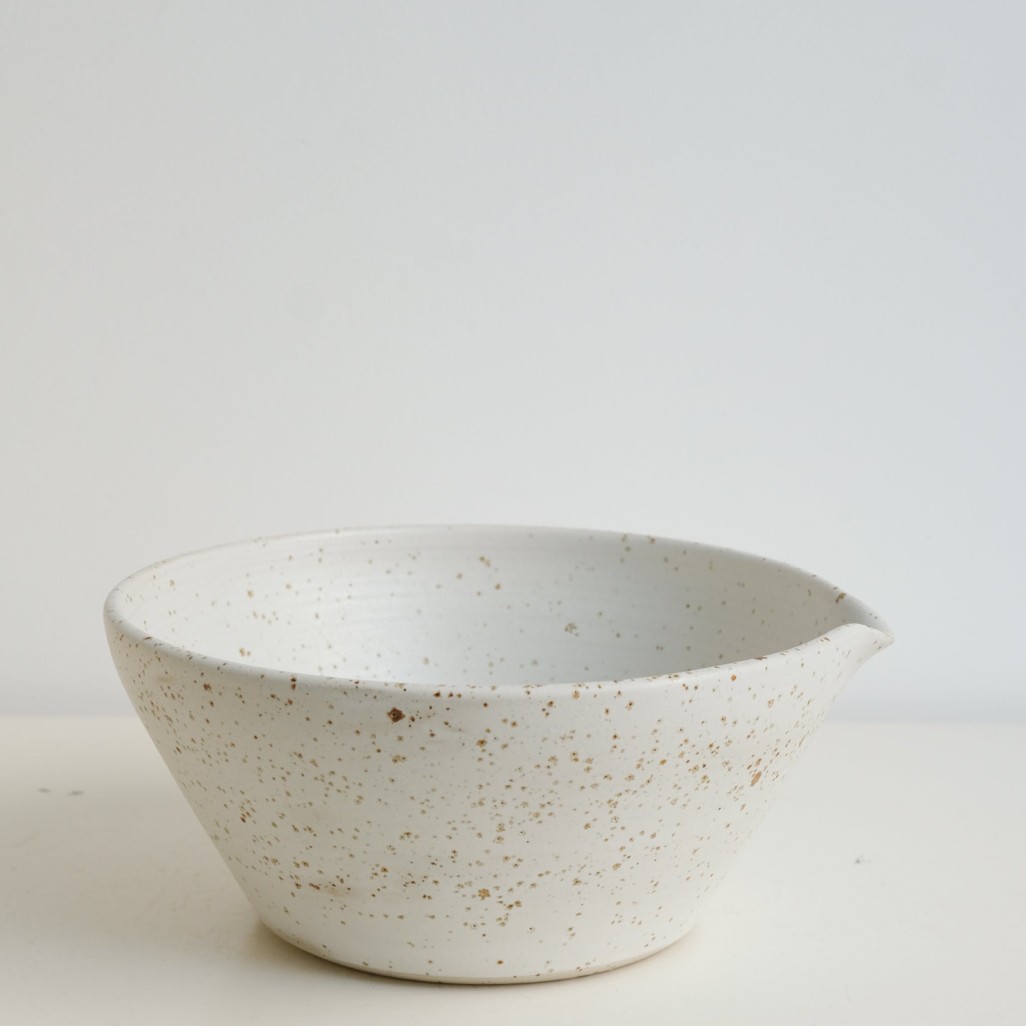 Saladier en grès pyrité D 19,5cm - blanc moucheté d'Essentiel Ceramique chez Brutal Ceramics