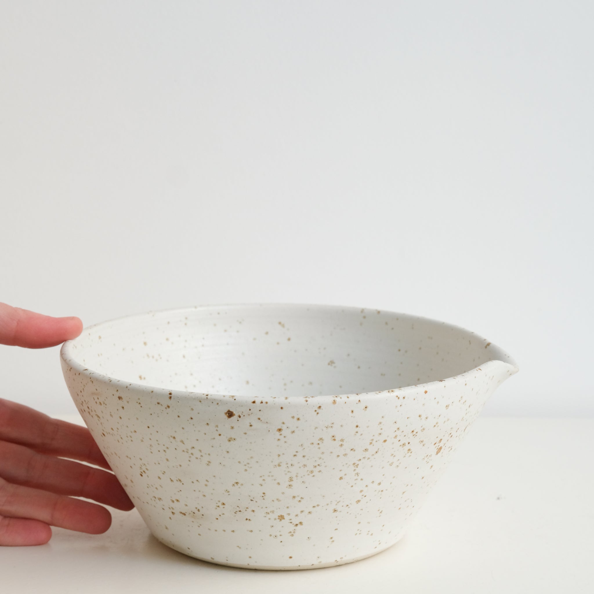Saladier en grès pyrité D 19,5cm - blanc moucheté d'Essentiel Ceramique chez Brutal Ceramics