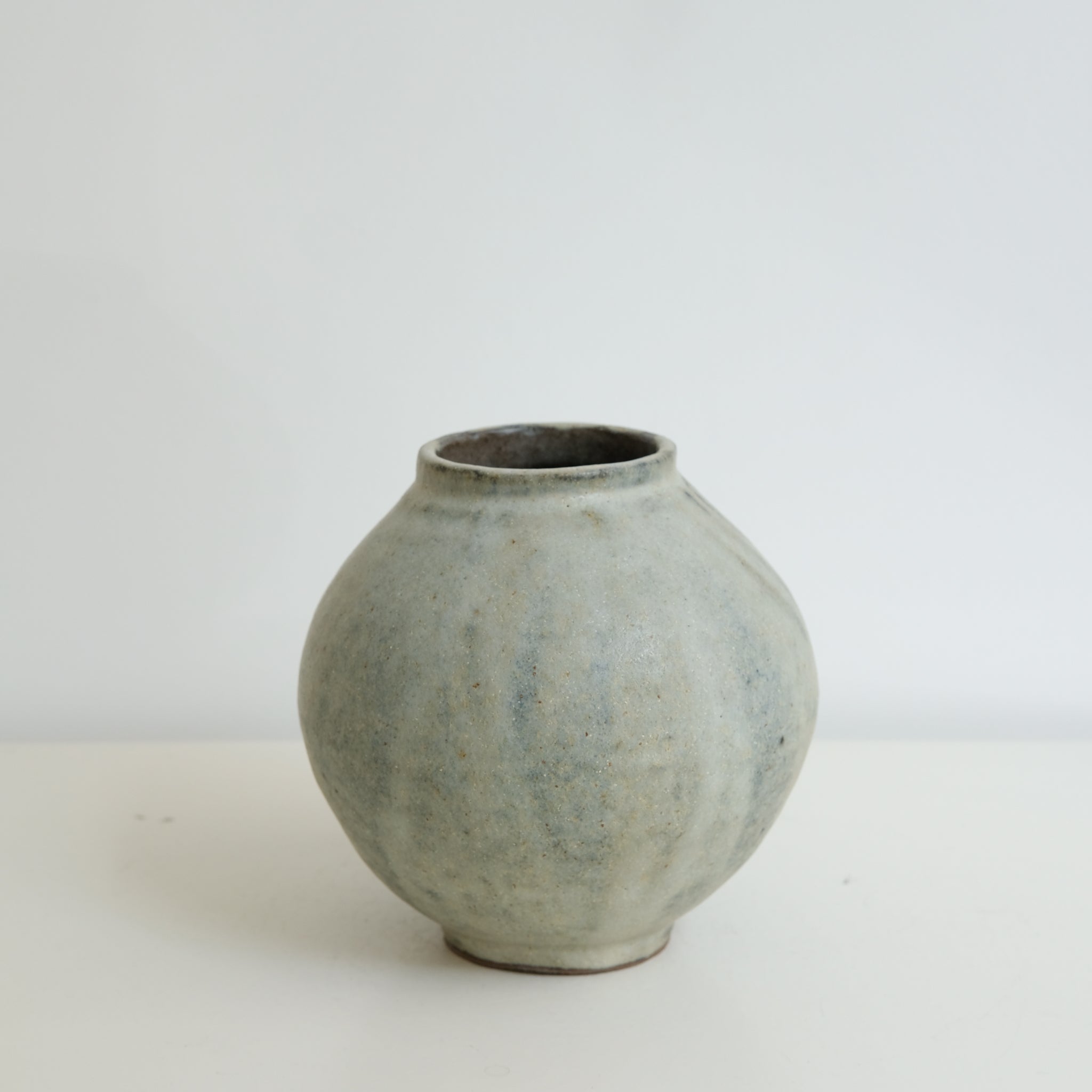 Vase Moon jar en grès H 16cm - Gris moucheté mat chez Brutal Ceramics