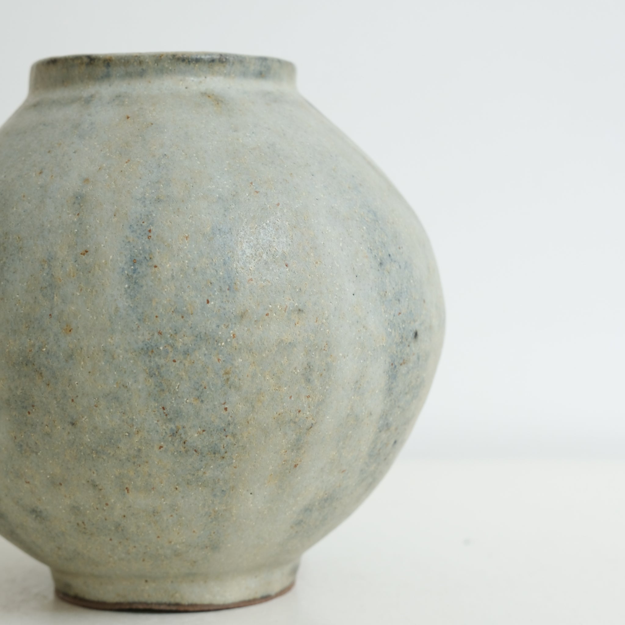Vase Moon jar en grès H 16cm - Gris moucheté mat chez Brutal Ceramics