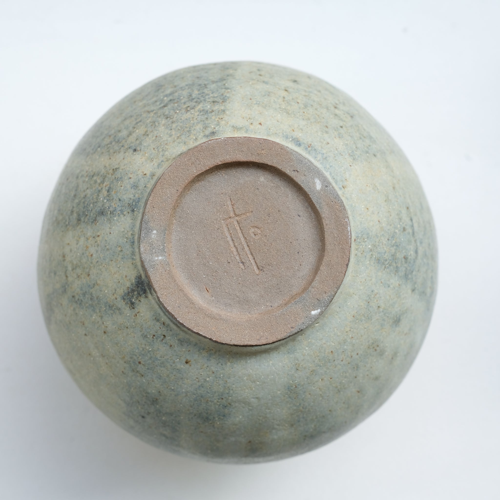 Vase Moon jar en grès H 16cm - Gris moucheté mat chez Brutal Ceramics