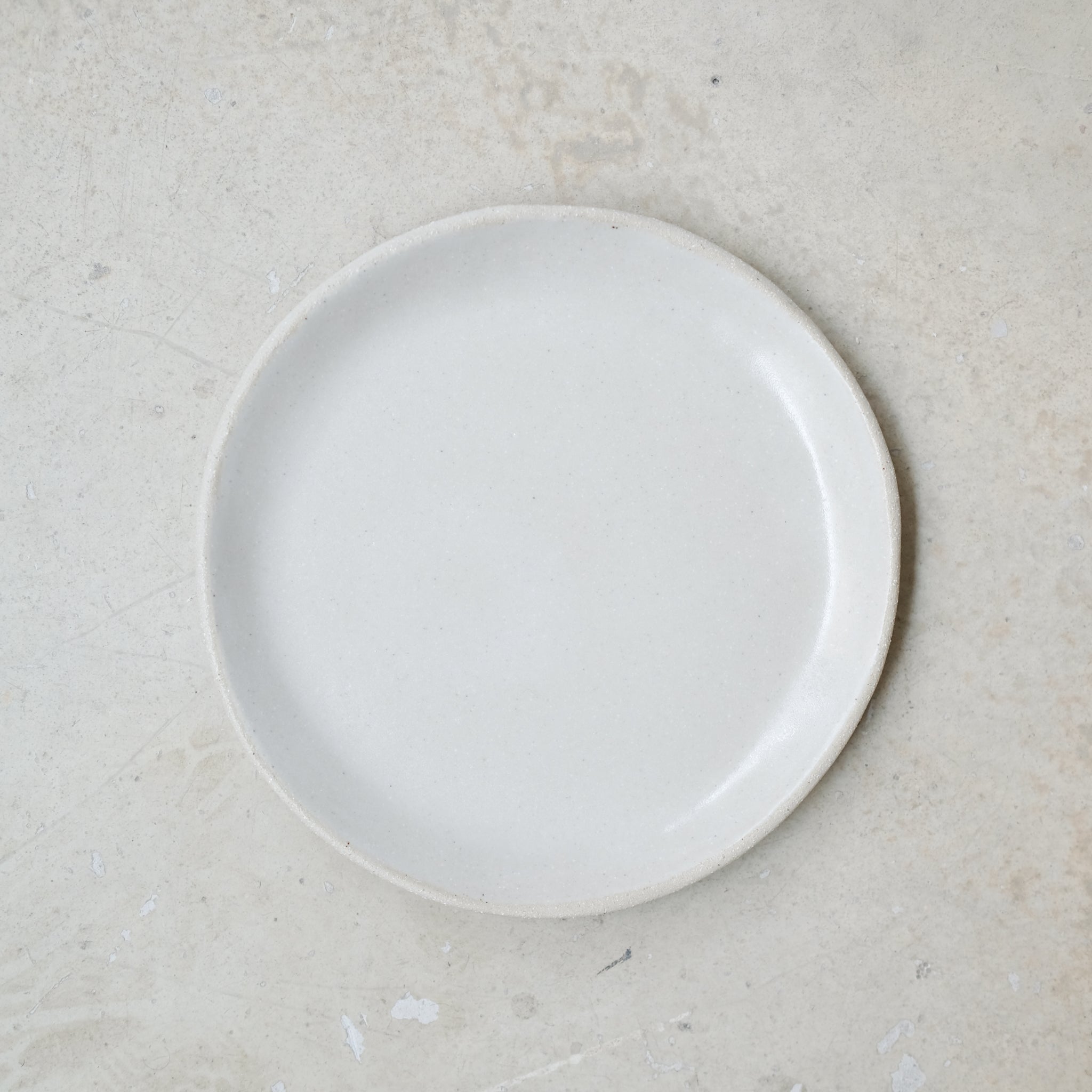 Assiette en grès D 20cm - beige satiné de Lola Moreau chez Brutal Ceramics