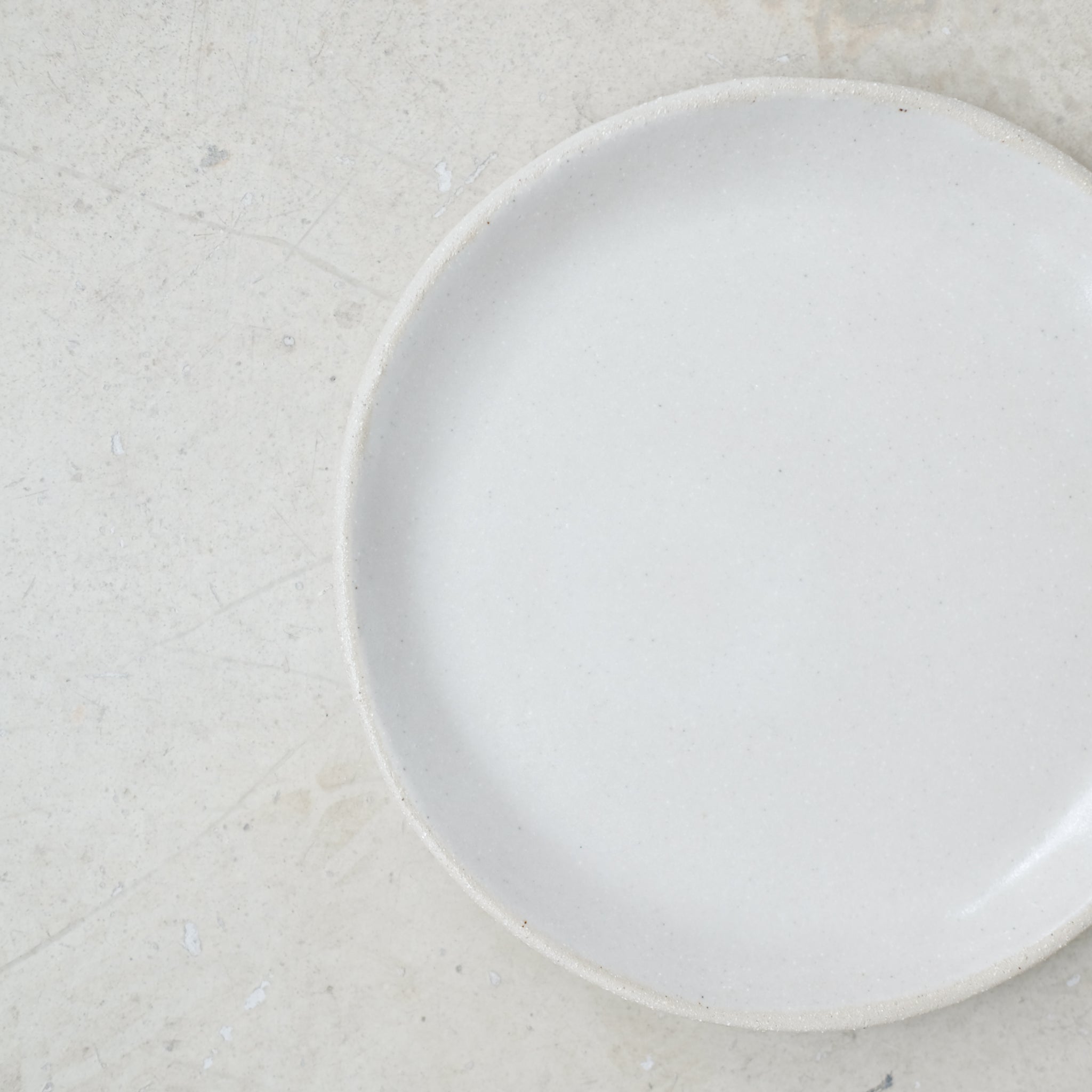 Assiette en grès D 20cm - beige satiné de Lola Moreau chez Brutal Ceramics