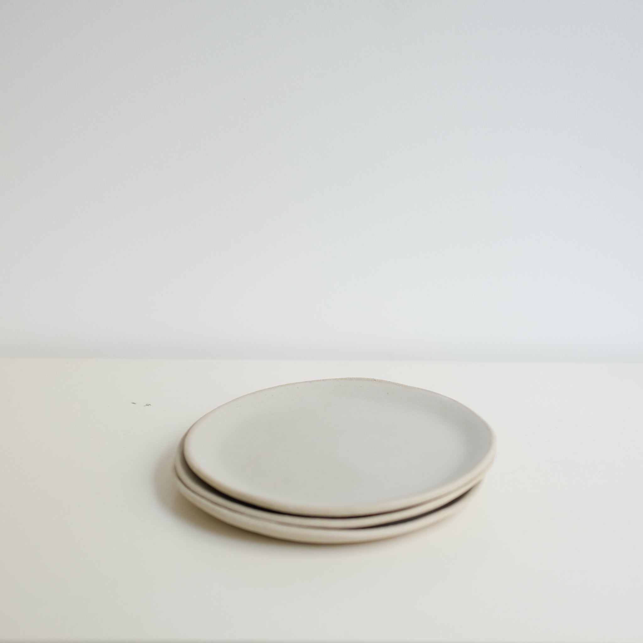 Assiette en grès D 20cm - beige satiné de Lola Moreau chez Brutal Ceramics