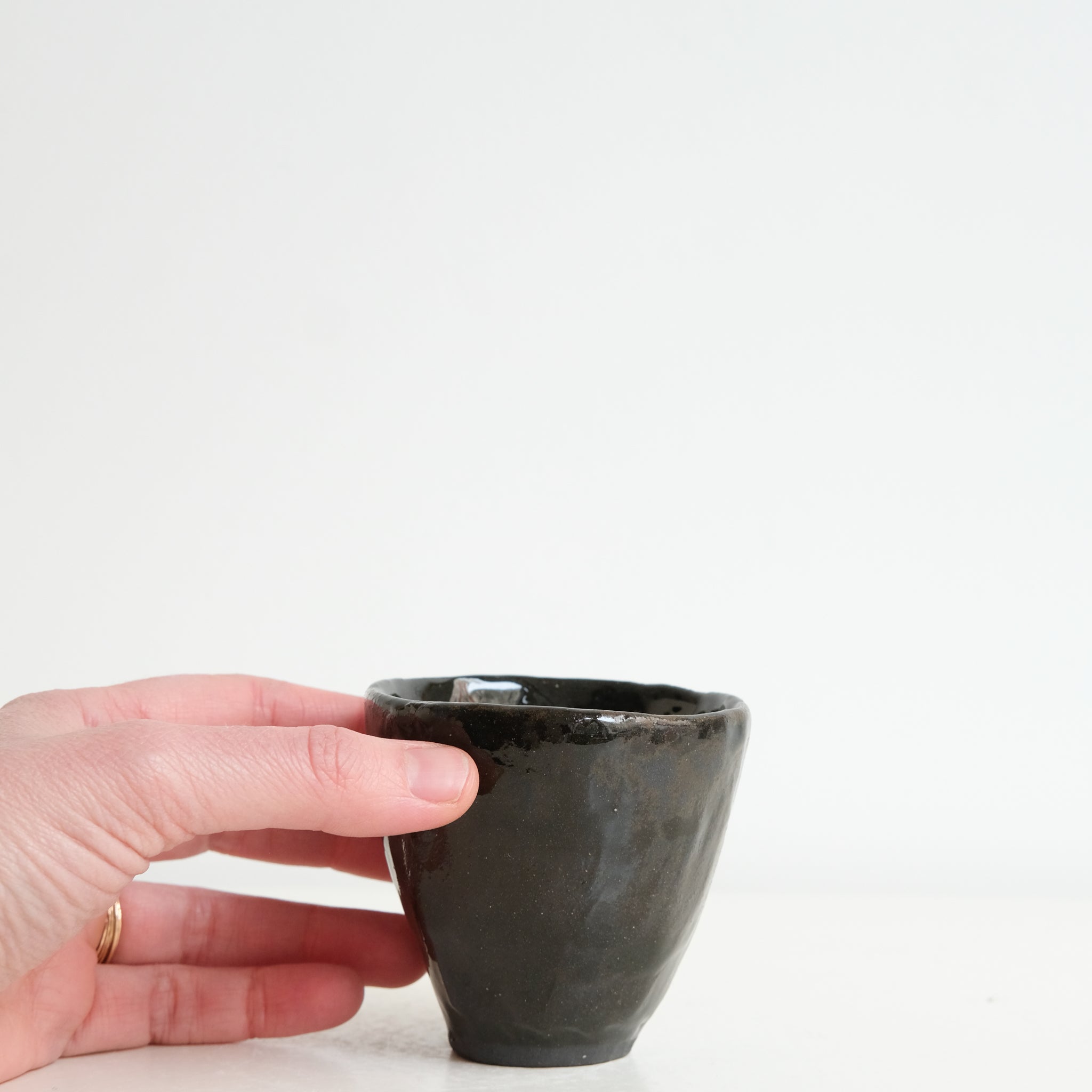 Tasse en grès noir 70ml - Noir brun de Lola Moreau chez Brutal Ceramics