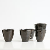 Tasse en grès noir 70ml - Noir brun de Lola Moreau chez Brutal Ceramics
