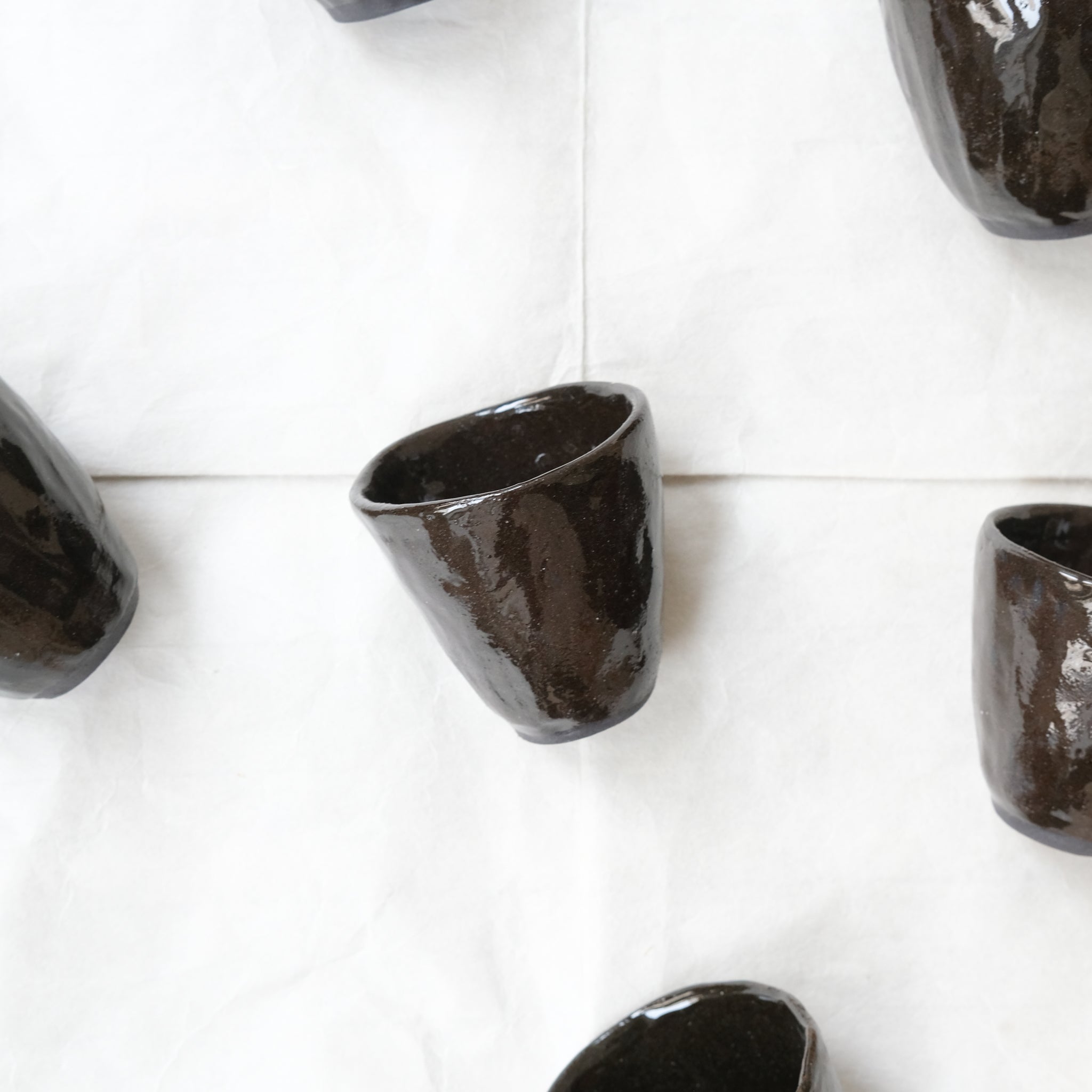 Tasse en grès noir 70ml - Noir brun de Lola Moreau chez Brutal Ceramics