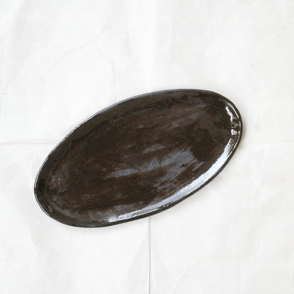 Plateau en grès noir L 22cm - Noir brun de Lola Moreau chez Brutal Ceramics