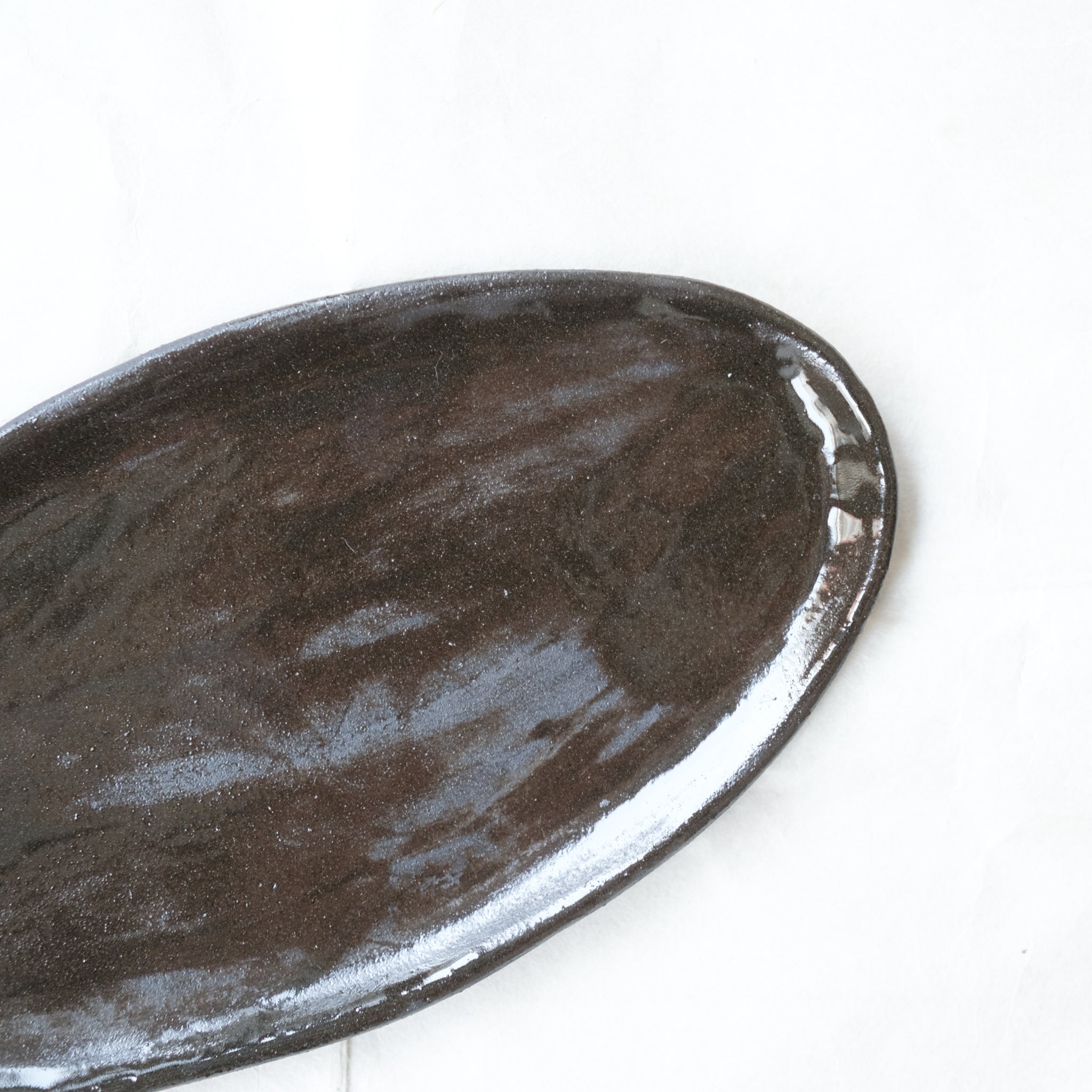 Plateau en grès noir L 22cm - Noir brun de Lola Moreau chez Brutal Ceramics