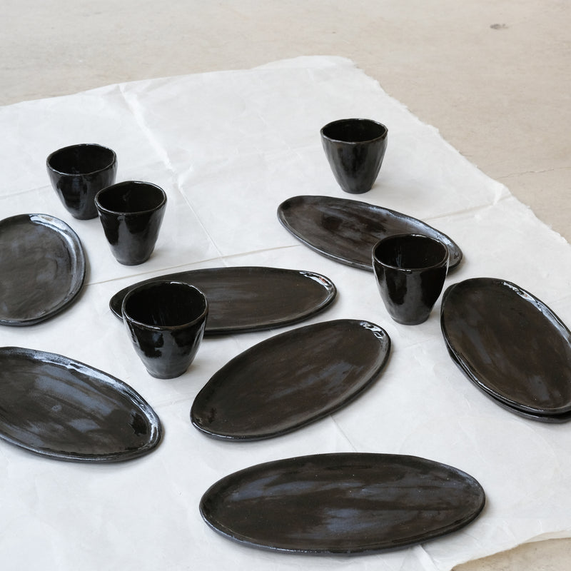 Plateau en grès noir L 22cm - Noir brun de Lola Moreau chez Brutal Ceramics