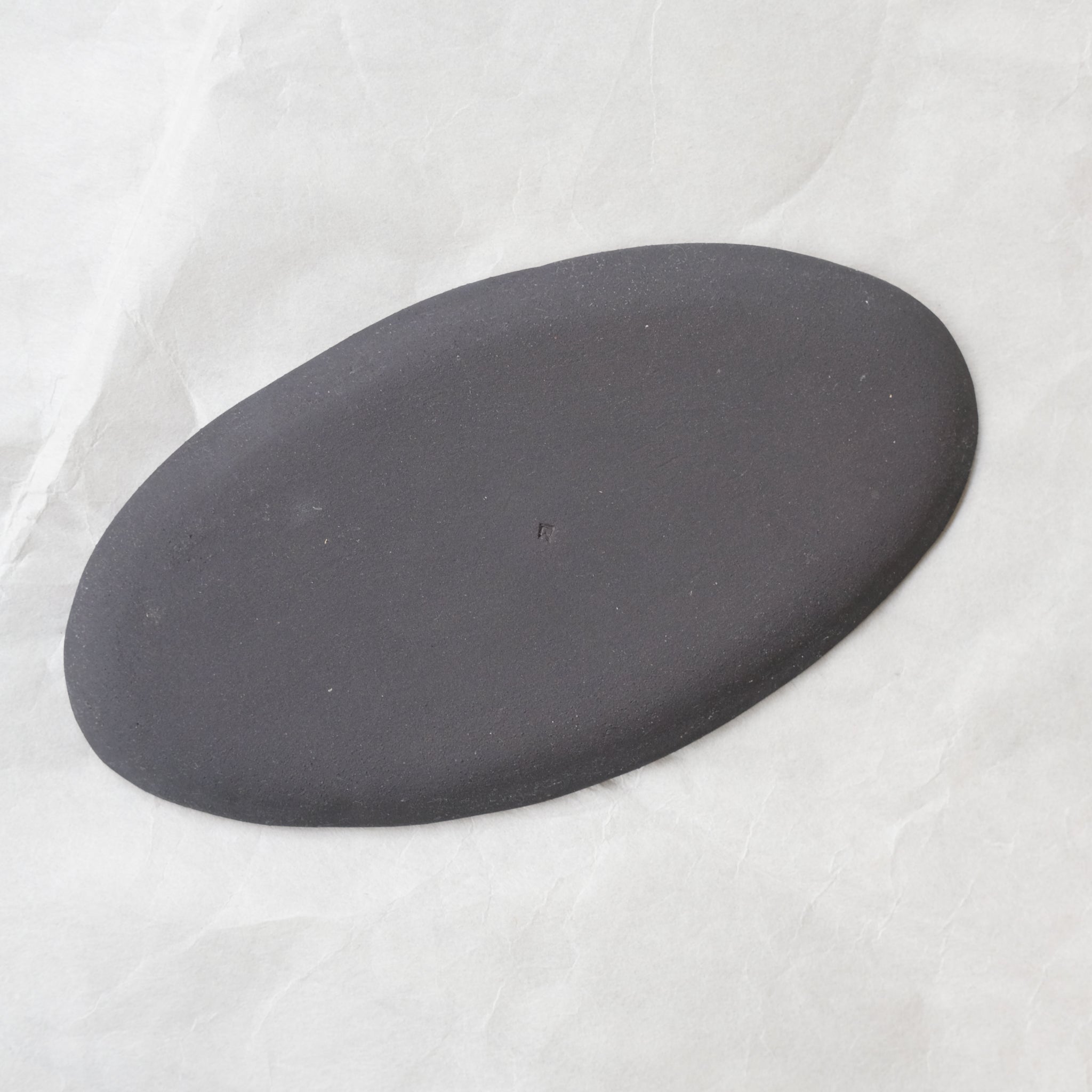Plateau en grès noir L 22cm - Noir brun de Lola Moreau chez Brutal Ceramics