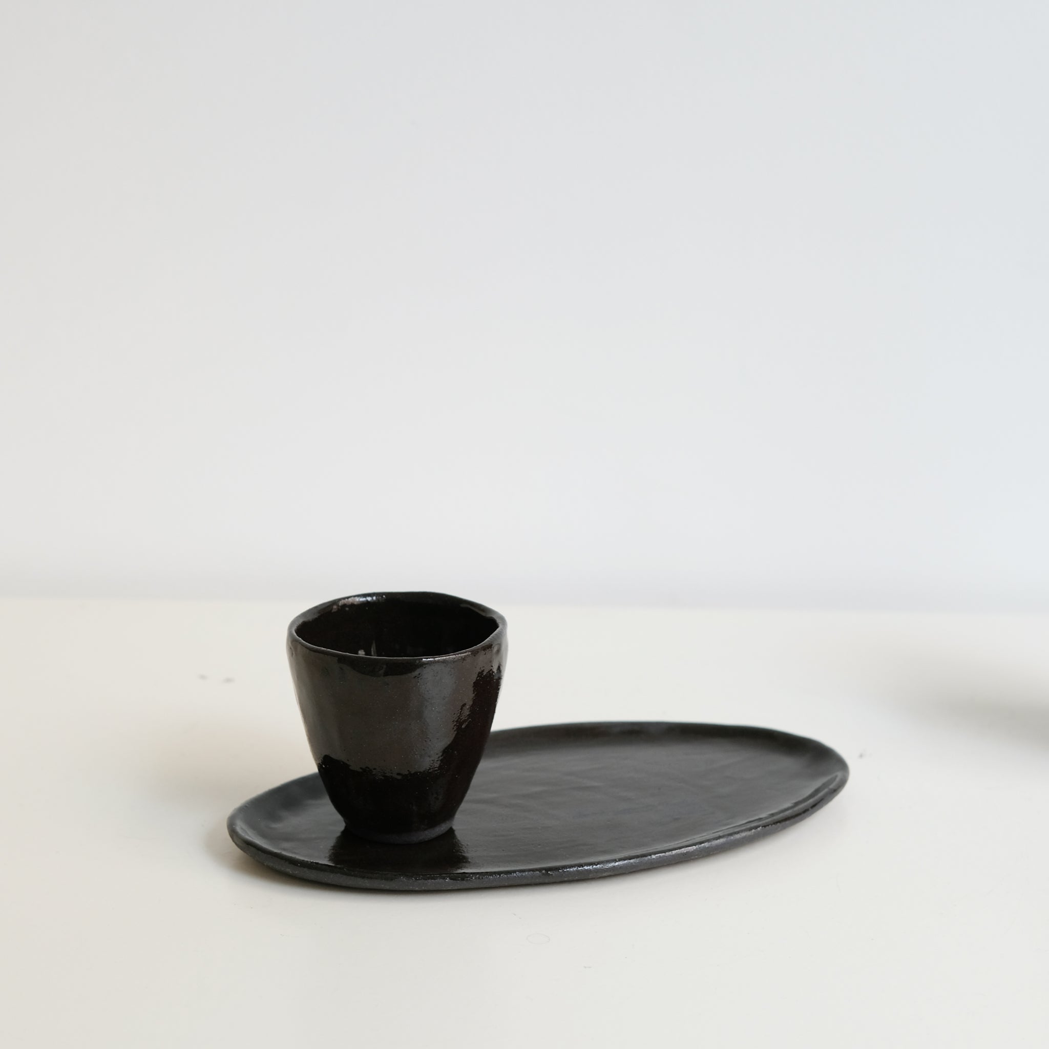 Plateau en grès noir L 22cm - Noir brun de Lola Moreau chez Brutal Ceramics