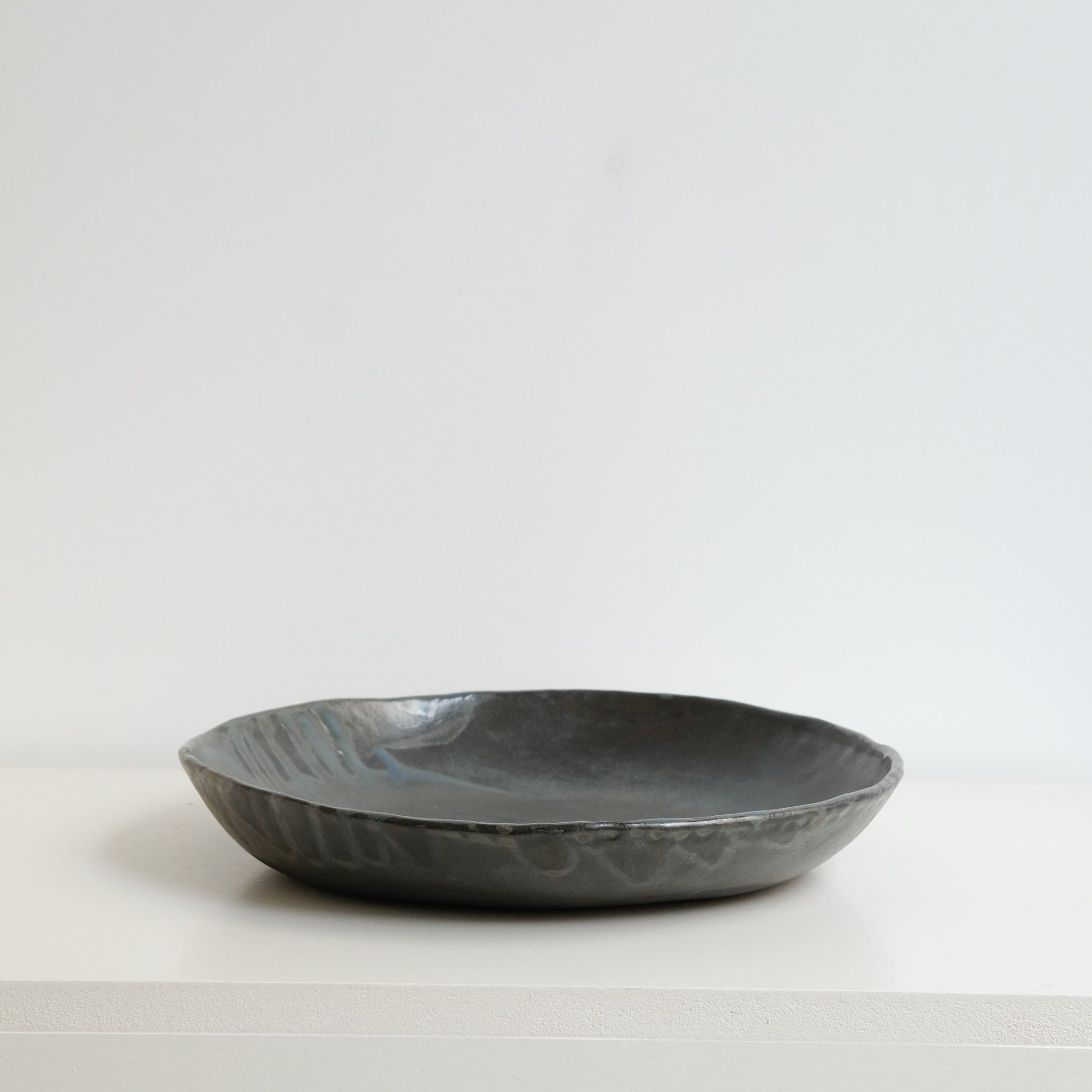 Plat en grès D 30,5cm - brun noir bleu de Lola Moreau chez Brutal Ceramics