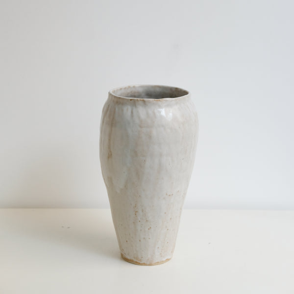 Vase en grès H 27cm - Blanc beige de Lola Moreau chez Brutal Ceramics 